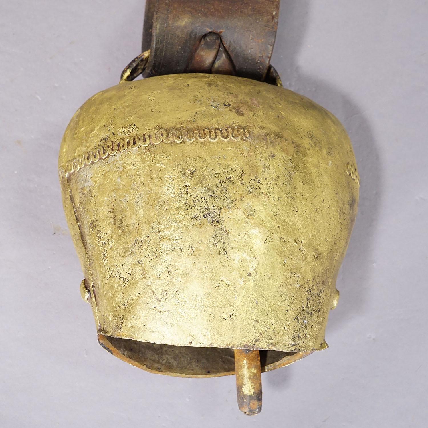 Svizzero Campana per bovini forgiata a mano di grandi dimensioni realizzata in Svizzera nel 1900 circa in vendita
