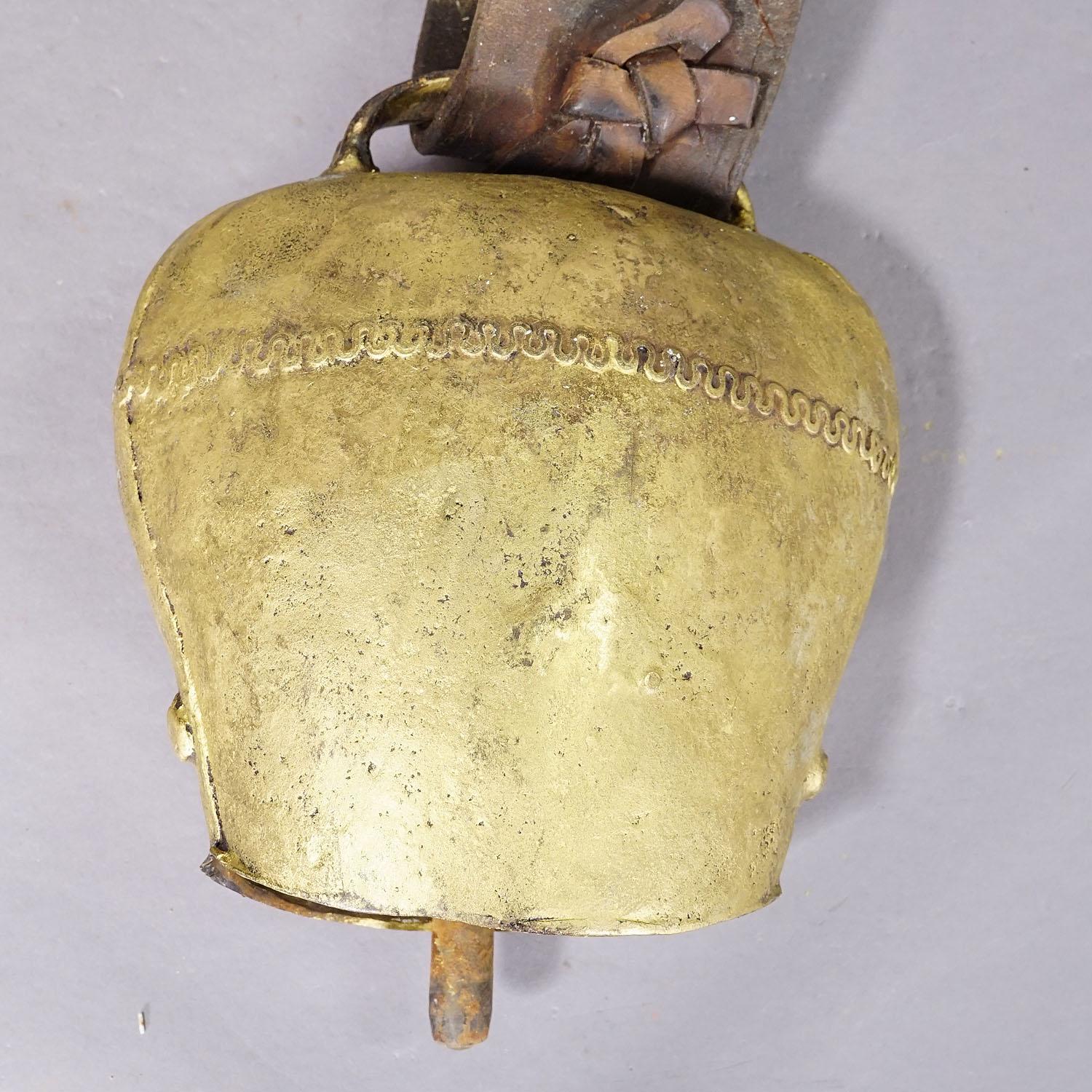Forgiato Campana per bovini forgiata a mano di grandi dimensioni realizzata in Svizzera nel 1900 circa in vendita
