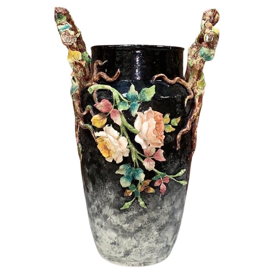 Grande vaso di fiori in maiolica francese del XIX secolo,
Periodo e stile impressionista.
22 pollici Altezza.
 