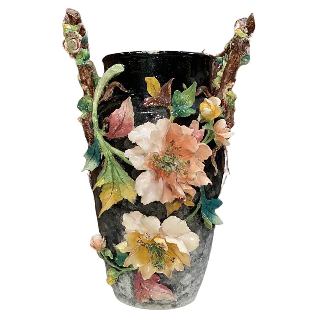 Francese Vaso di fiori in maiolica francese del XIX secolo con manico grande in vendita