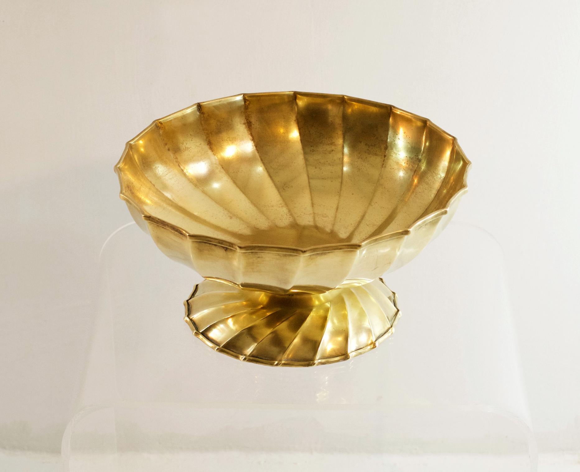 Beautiful handmade bowl in brass from the 1950s. Perfect for fruit, popcorn, bread or sweets.