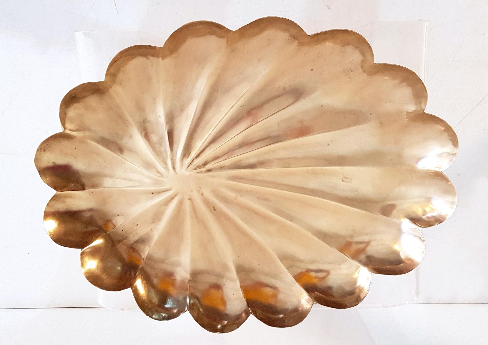 A large bowl in brass shaped in the form of a clam shell. Great for pure decorative purposes or as a fruit bowl.