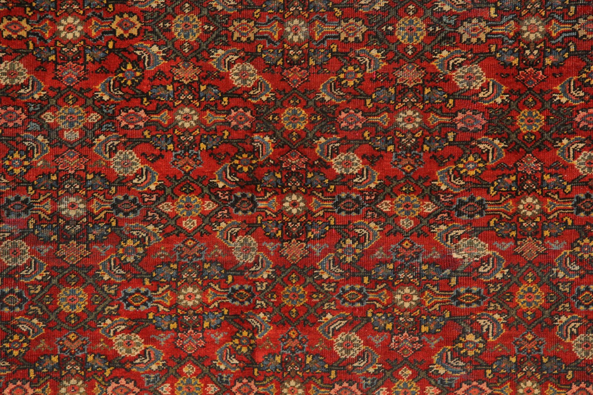 Dieser große handgefertigte quadratische Mashayekh-Teppich ist ein zeitloses Meisterwerk, das mit äußerster Präzision und Sorgfalt hergestellt wurde. Dieser Teppich stammt aus den 1880er Jahren und hat eine reiche Geschichte und eine