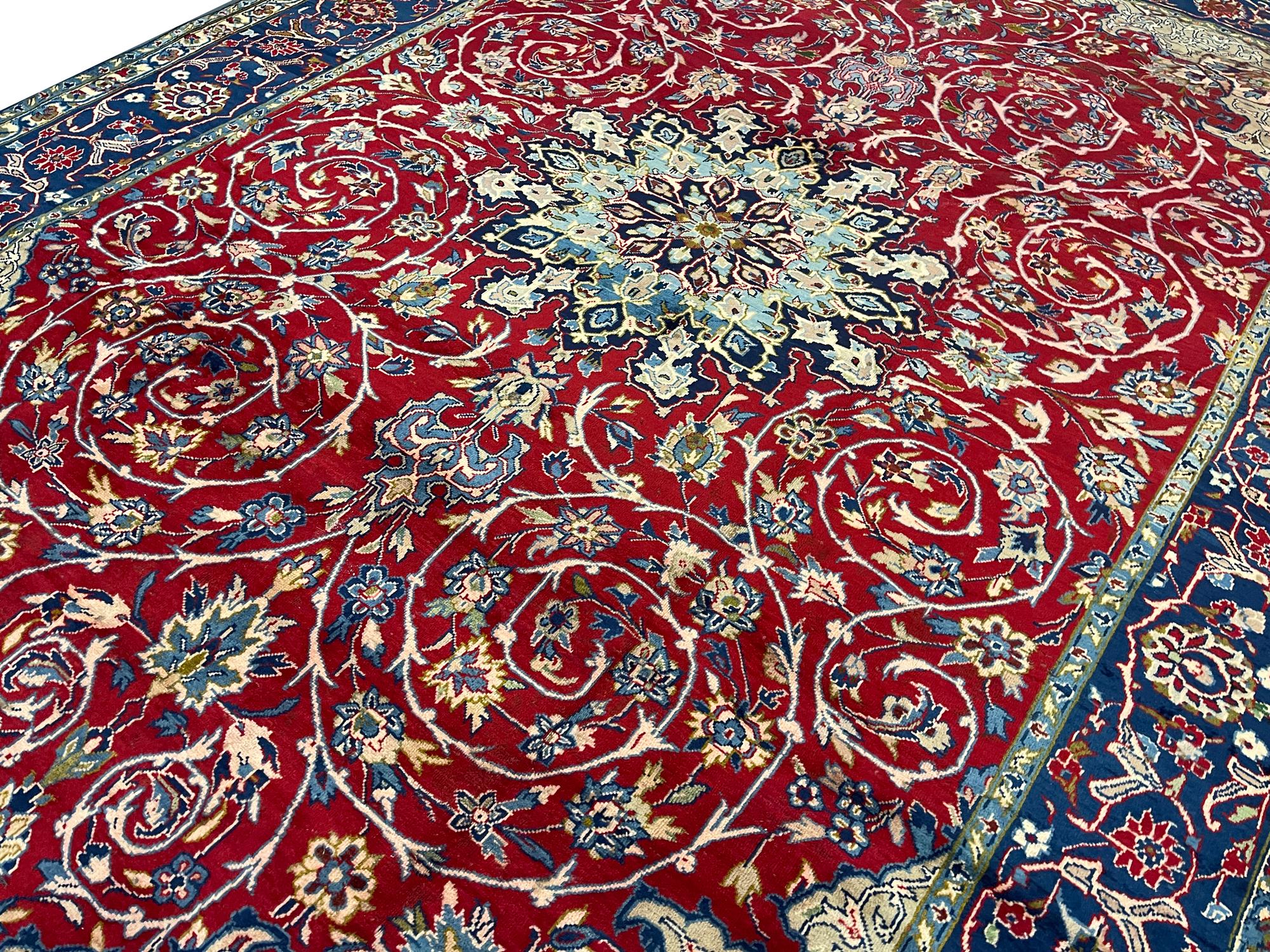 Large Handmade Carpet Traditional Red Wool Oriental Rug In Excellent Condition For Sale In Hampshire, GB
