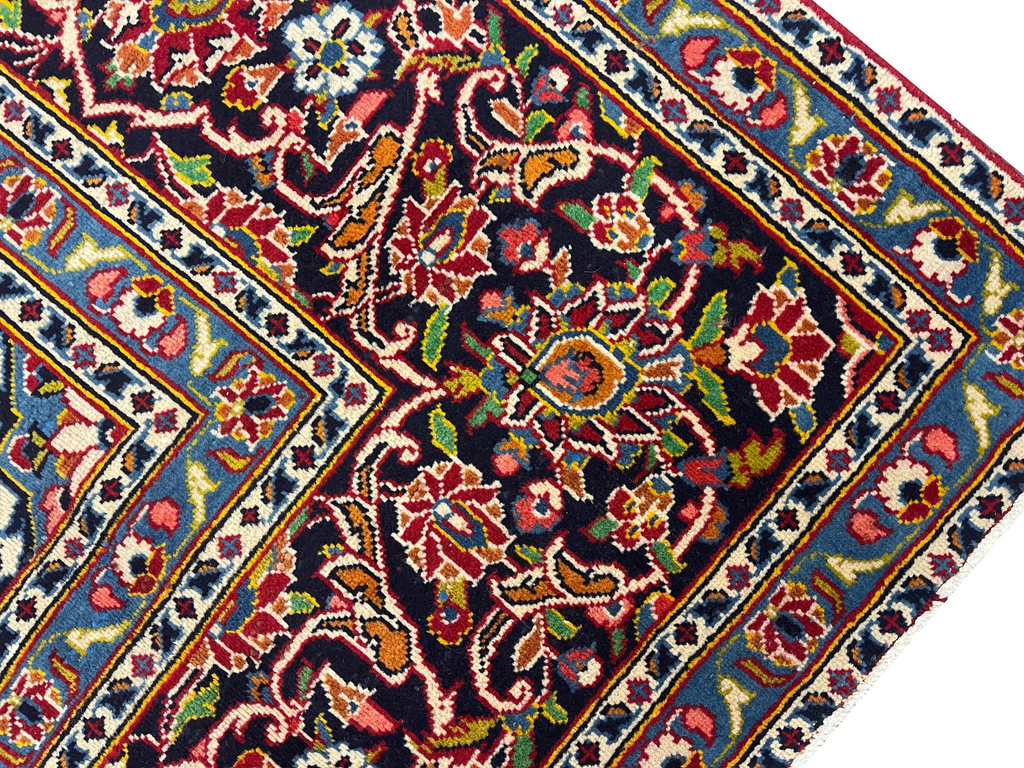 Großer handgefertigter traditioneller roter Orientteppich aus Wolle 216 x 321 cm (Türkisch) im Angebot