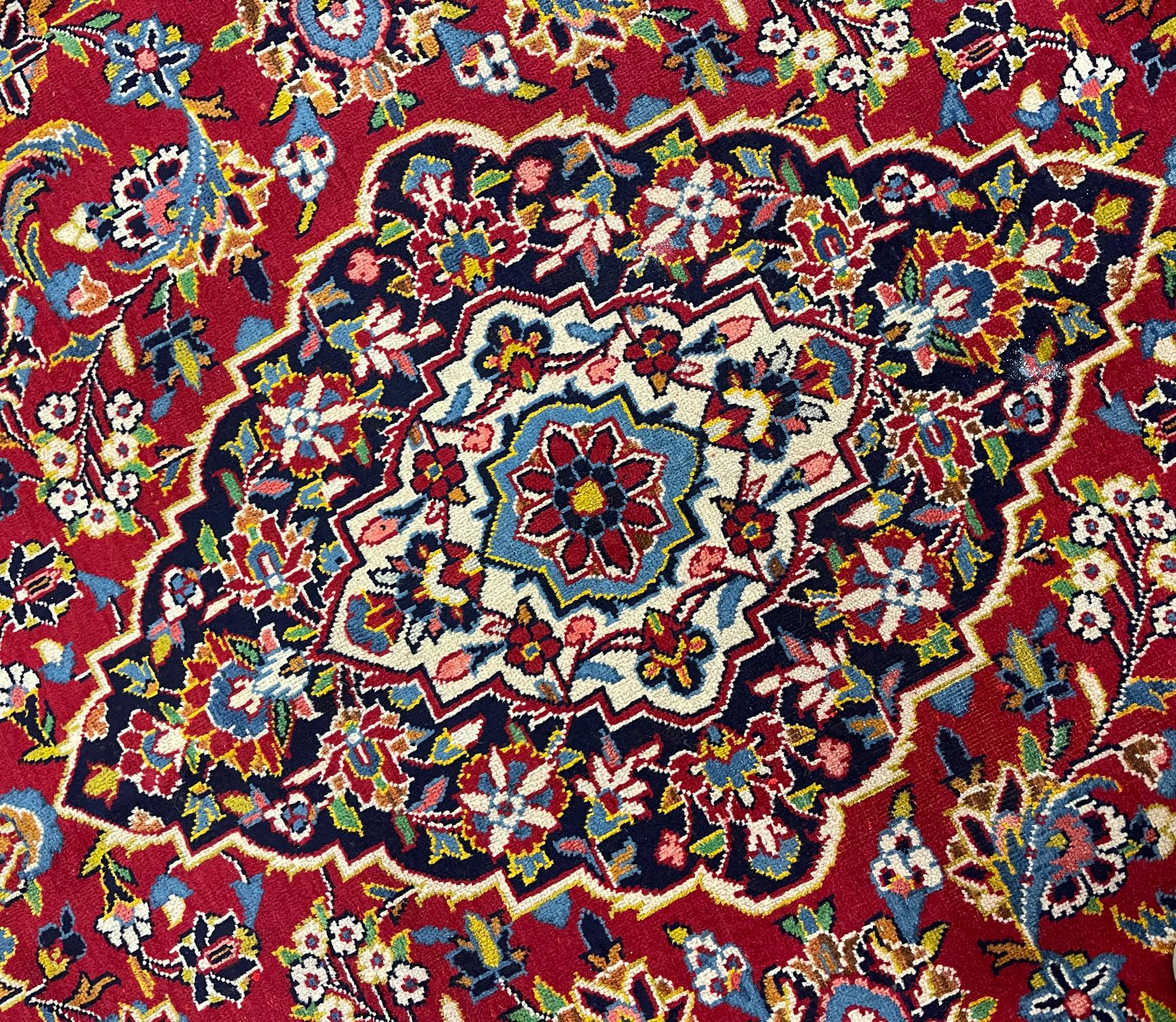 Großer handgefertigter traditioneller roter Orientteppich aus Wolle 216 x 321 cm im Angebot 1