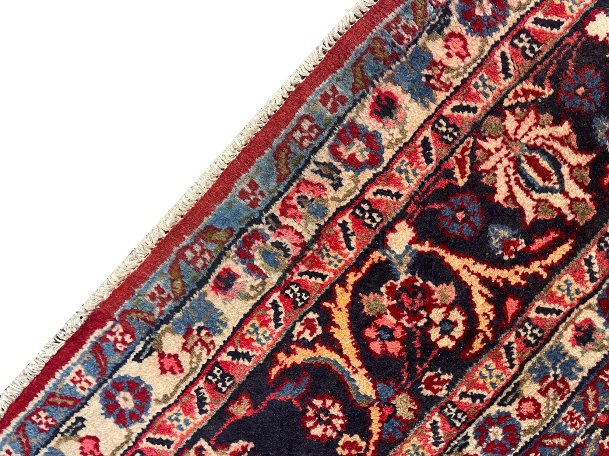 Alfombra grande hecha a mano Alfombra oriental tradicional de lana roja en venta 1