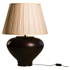 Lámpara de mesa grande de cerámica hecha a mano — Esmalte mate color chocolate, con forma de urna escultural