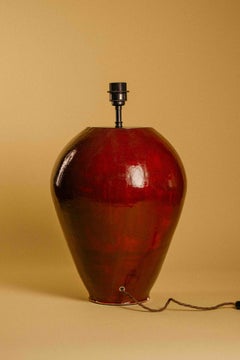 Lámpara de mesa grande de cerámica hecha a mano — Esmalte rojo granate con forma de urna escultural