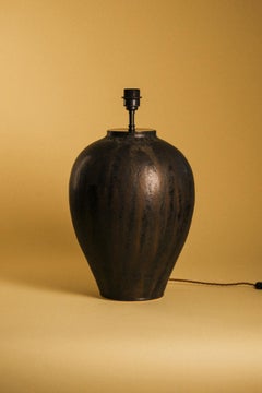 Lámpara de mesa grande de cerámica hecha a mano — Esmalte negro mate veteado, forma de urna escultural F