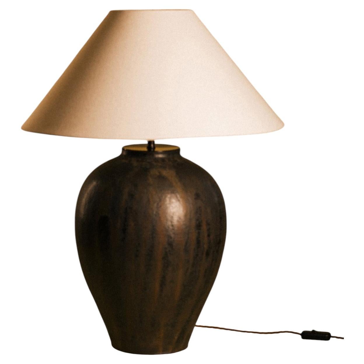 Lámpara de mesa grande de cerámica hecha a mano — Esmalte negro mate veteado, forma de urna escultural F en venta