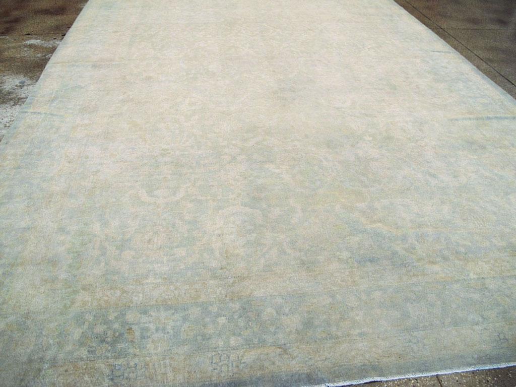 Grand tapis chinois fait main en bleu écume de mer et vert écume de mer Bon état - En vente à New York, NY