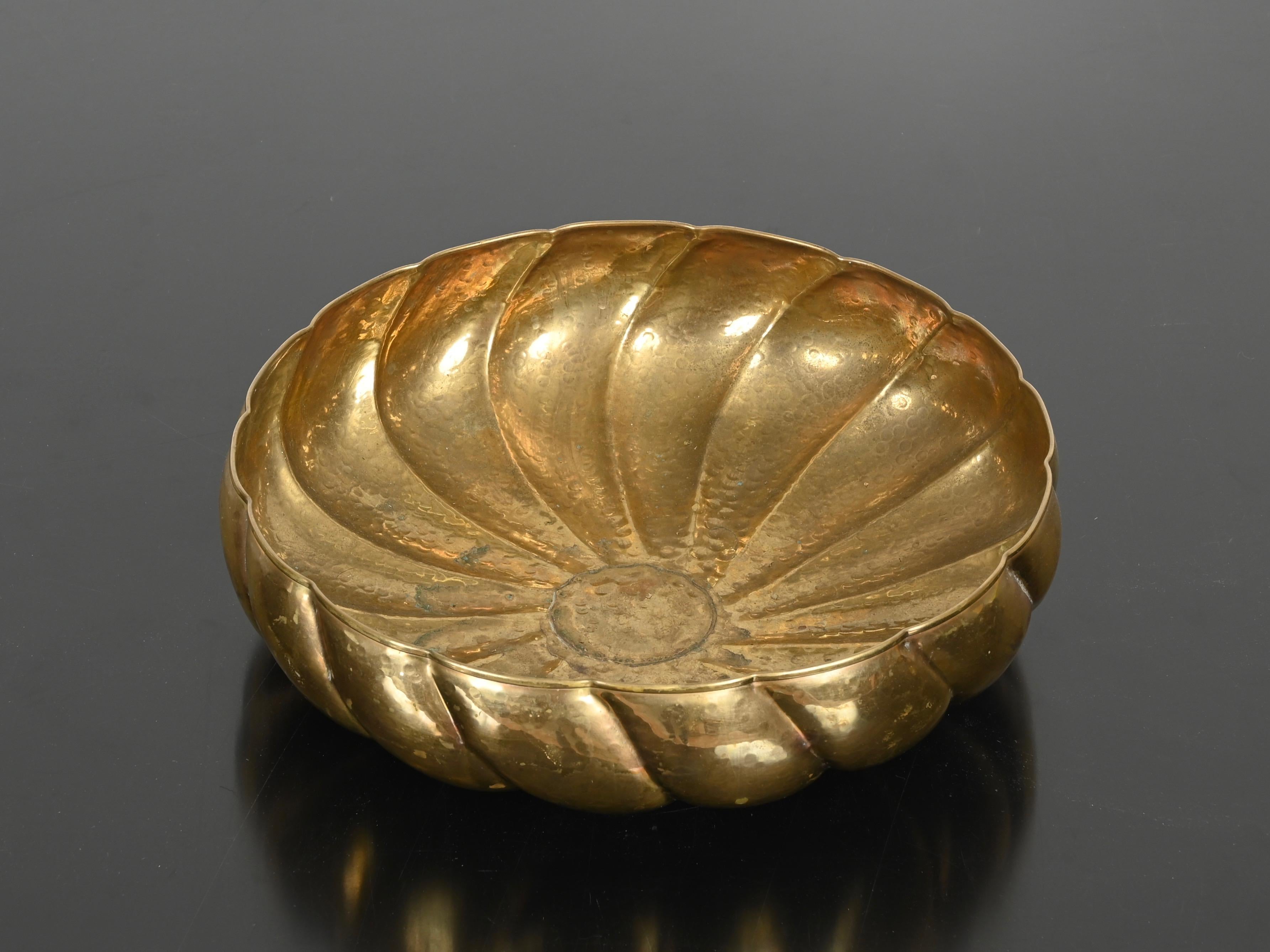 Fantastic large round centerpiece, entirely handmade in hammered brass. This gorgeous piece was designed by Renzo Cassetti in Italy during the 1970s and is engraved on the back with the Cassetti signature.

In excellent condition, it features a