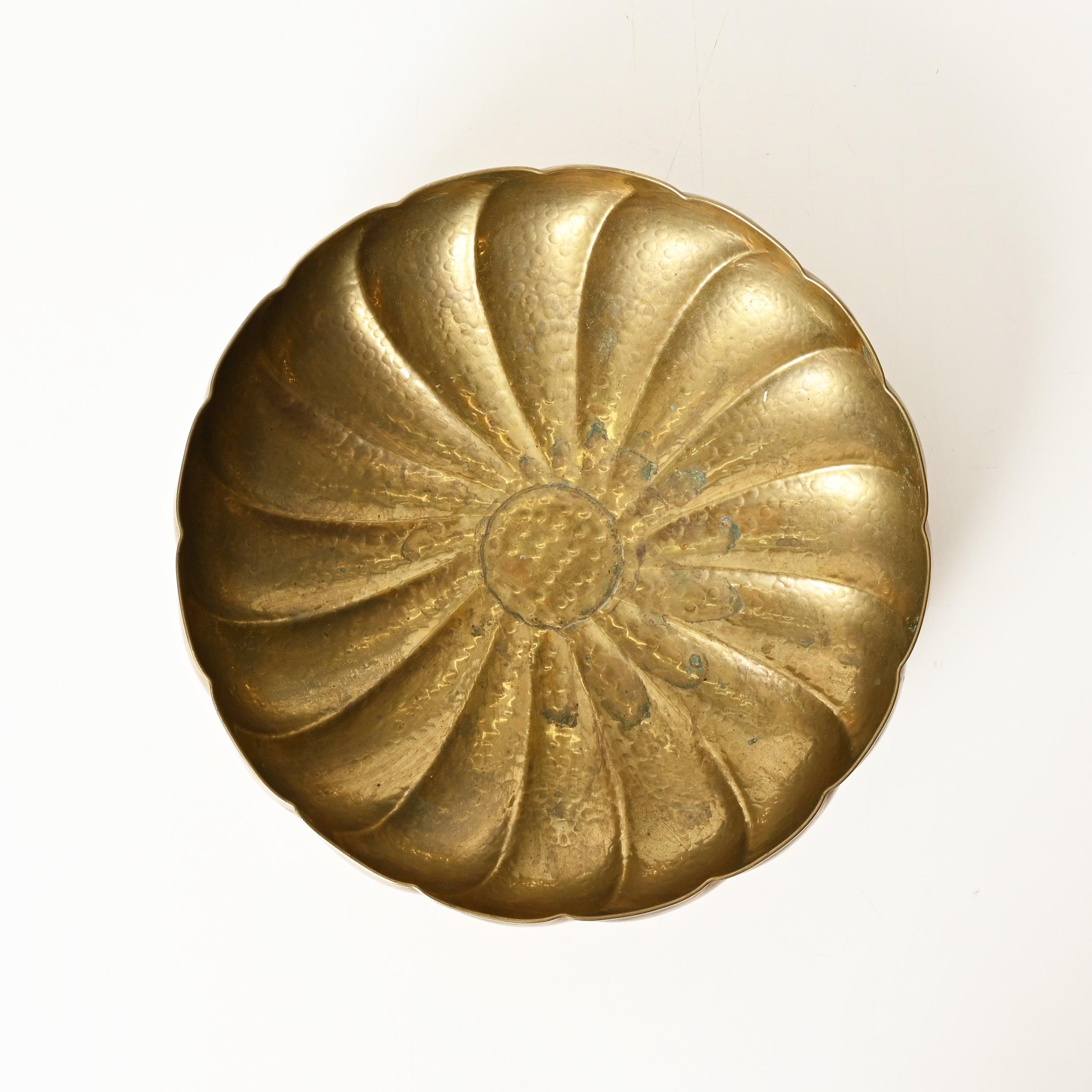 Large Handmade Hammered Brass Centerpiece Bowl by Renzo Cassetti, Italy 1970s In Good Condition In Roma, IT