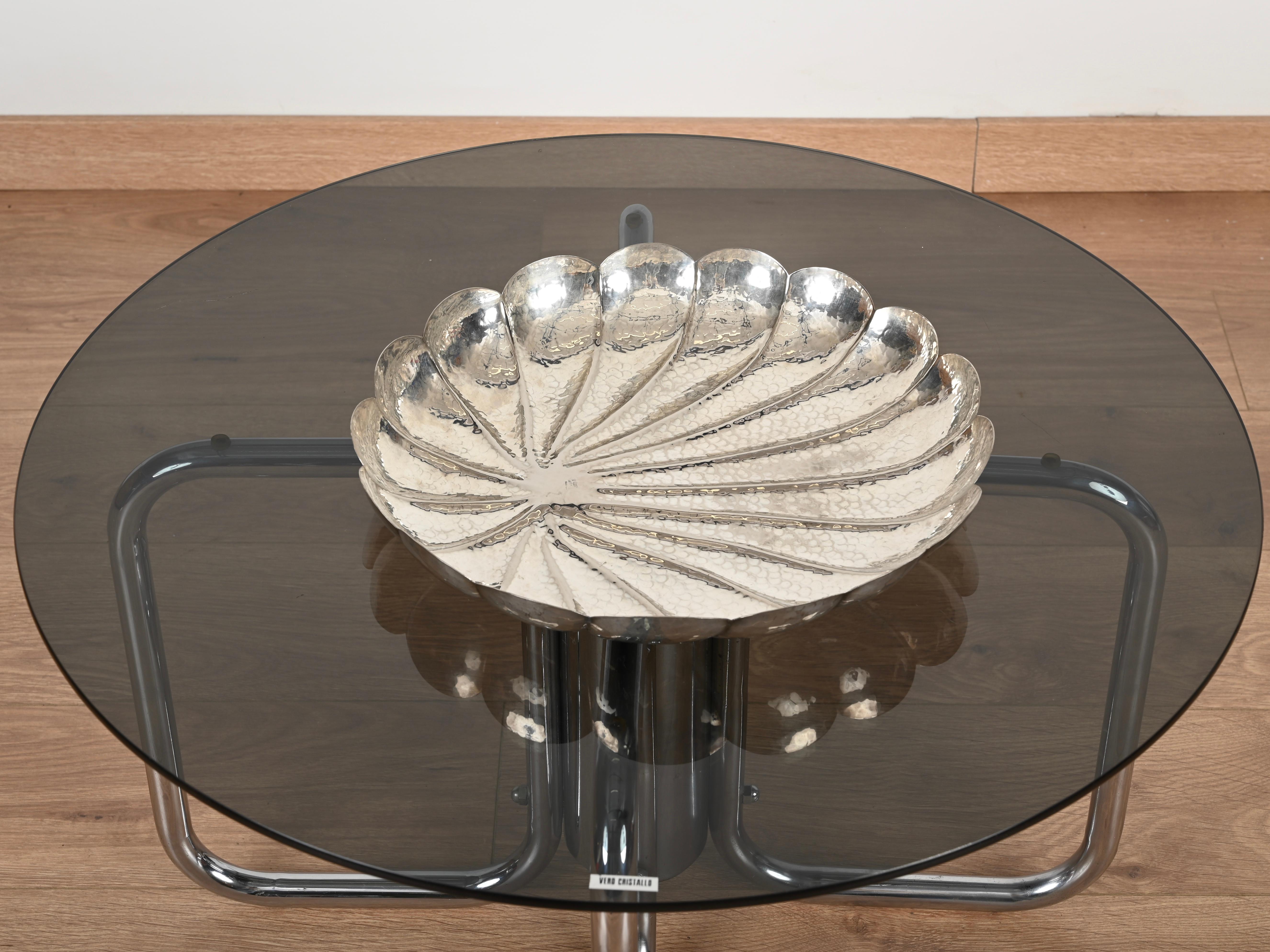Fantastico centrotavola rotondo a forma di conchiglia completamente realizzato a mano in argento martellato. Questo bellissimo pezzo è stato disegnato da Renzo Cassetti in Italia negli anni '70 ed è firmato sulla parte superiore.

In condizioni