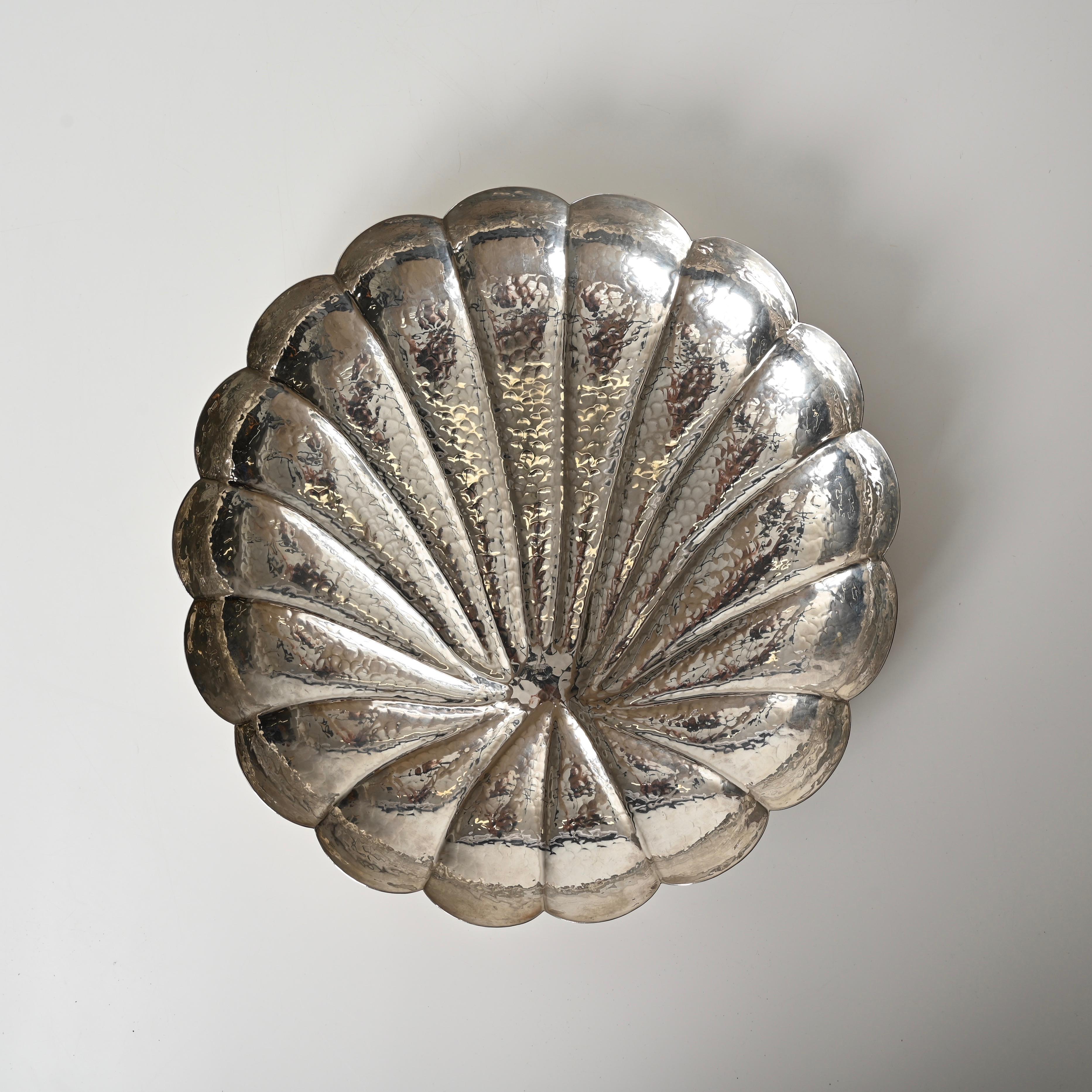 Italiano Grande centrotavola in argento martellato fatto a mano di Renzo Cassetti, Italia anni '70 in vendita