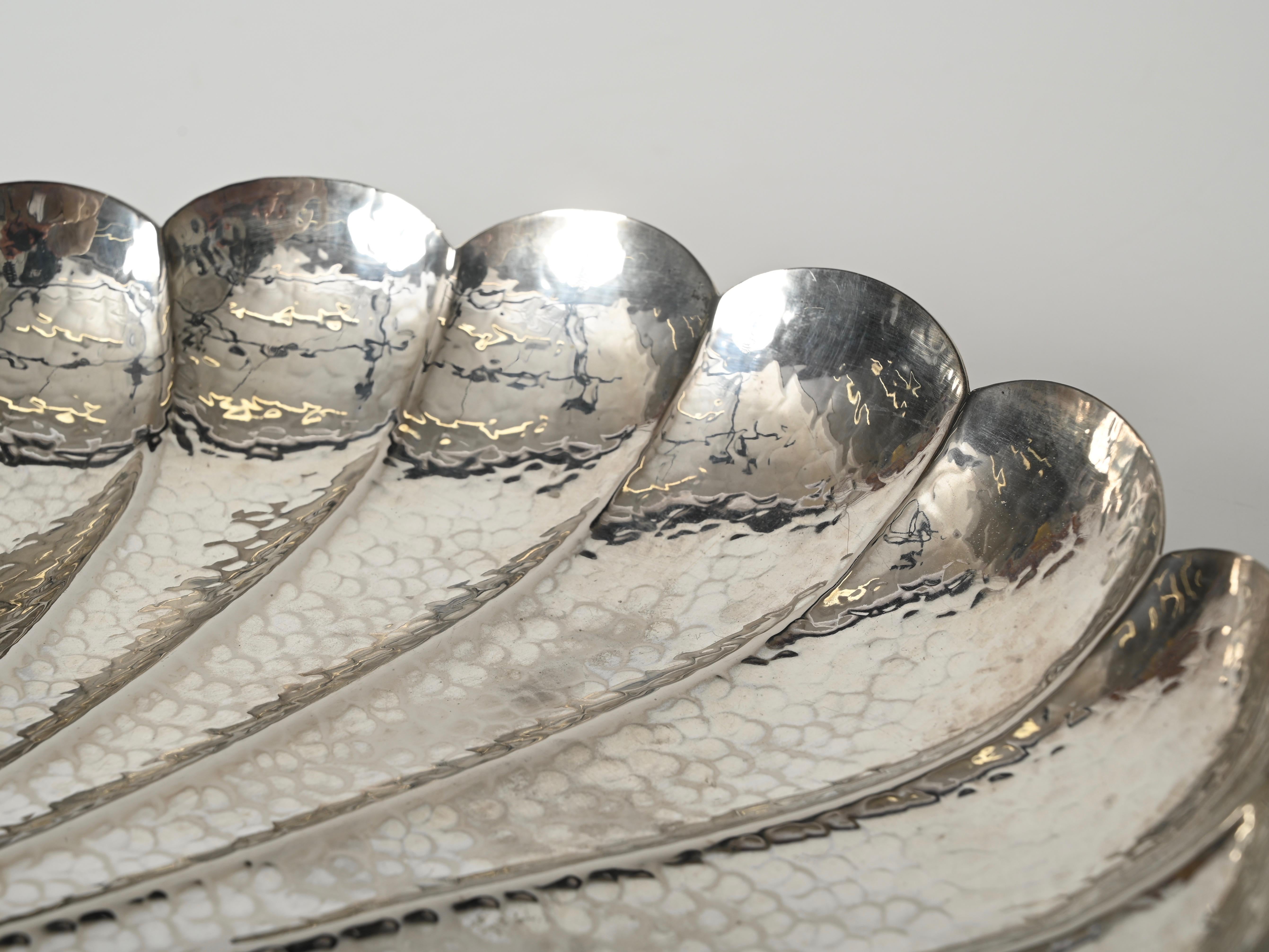 Grande centrotavola in argento martellato fatto a mano di Renzo Cassetti, Italia anni '70 In condizioni buone in vendita a Roma, IT