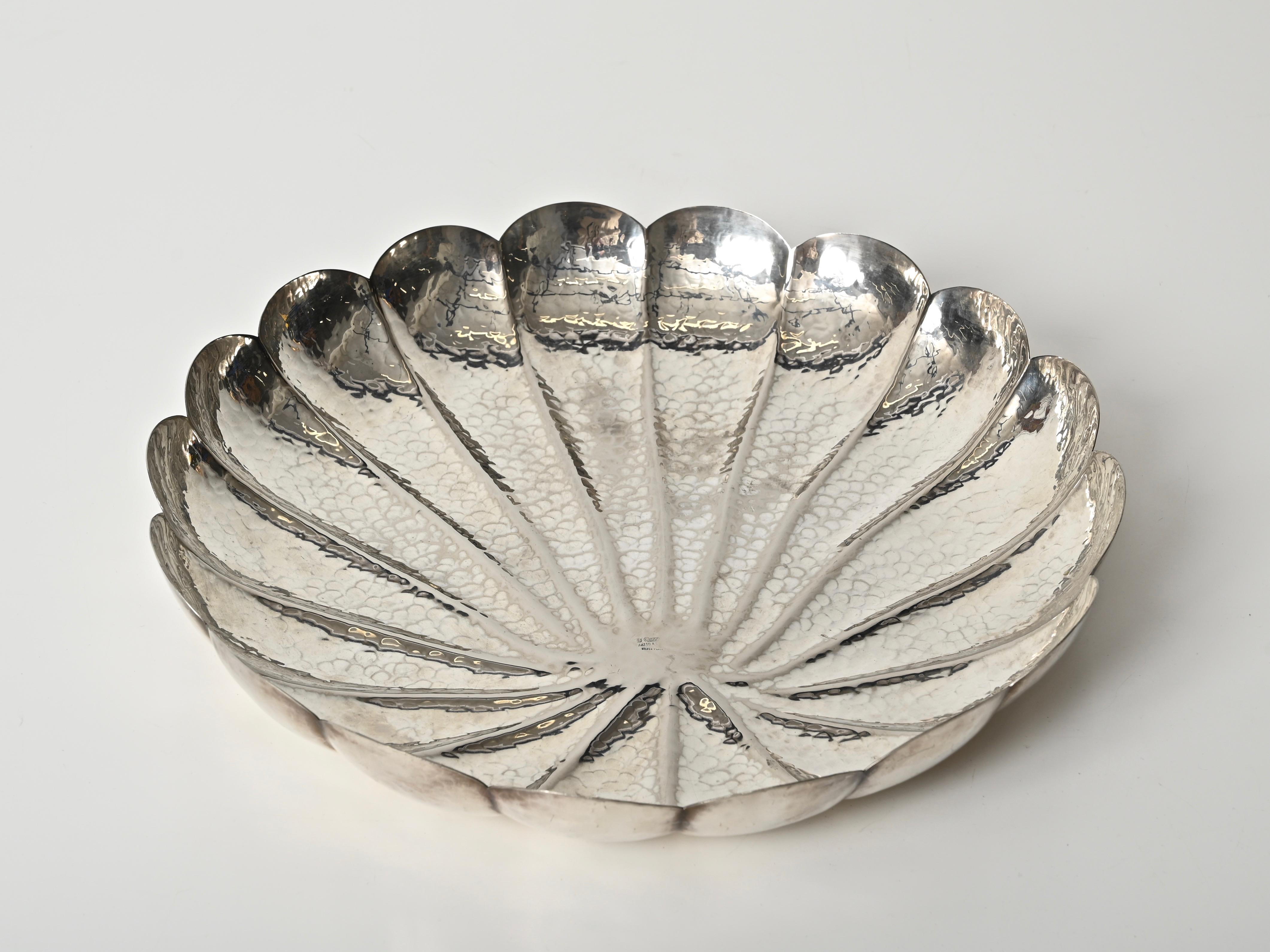 Placcato argento Grande centrotavola in argento martellato fatto a mano di Renzo Cassetti, Italia anni '70 in vendita