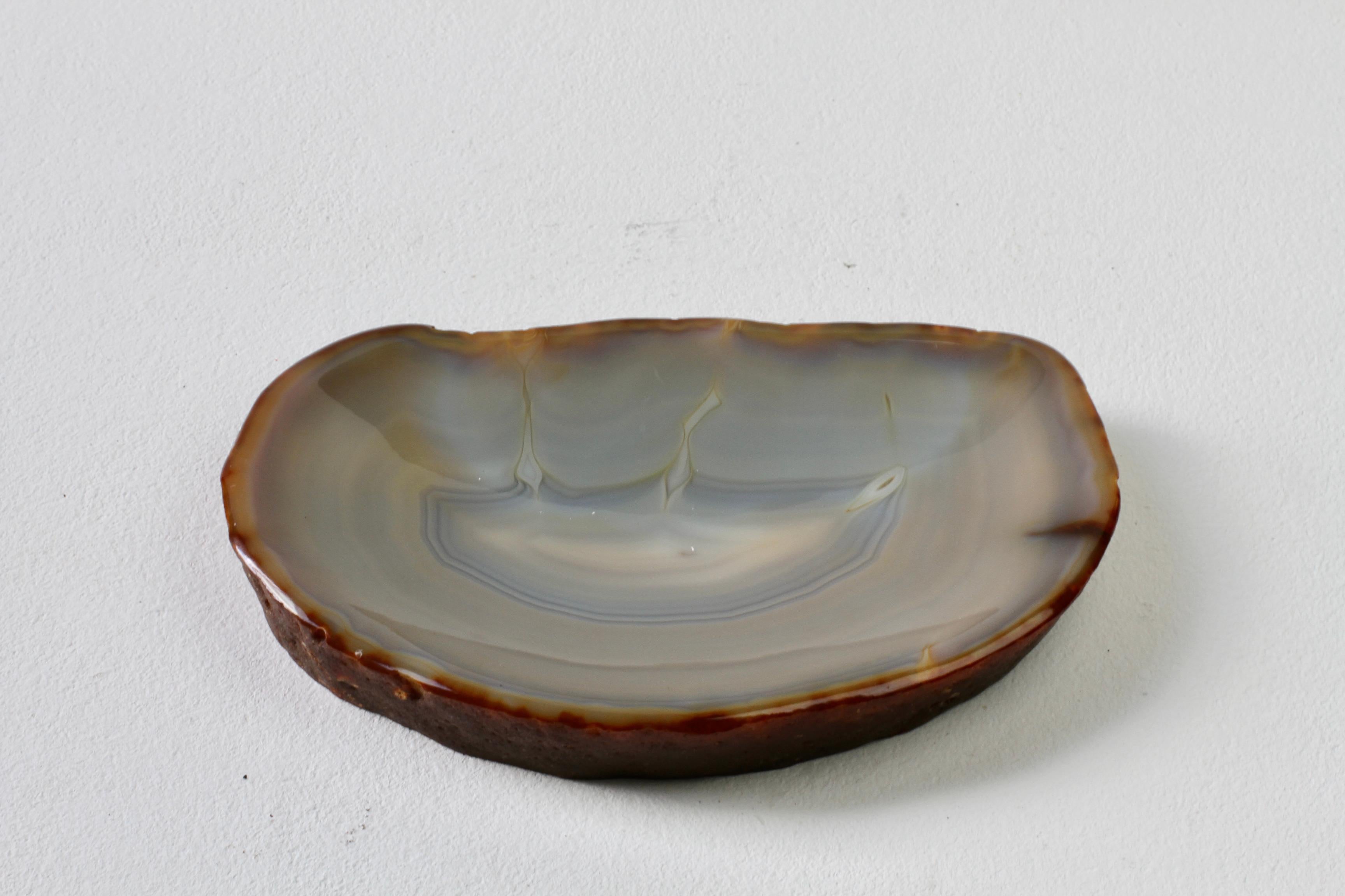 Grand plat ou vide-poche organique en pierre d'agate bleue sculptée, fait à la main au milieu du siècle dernier en vente 2