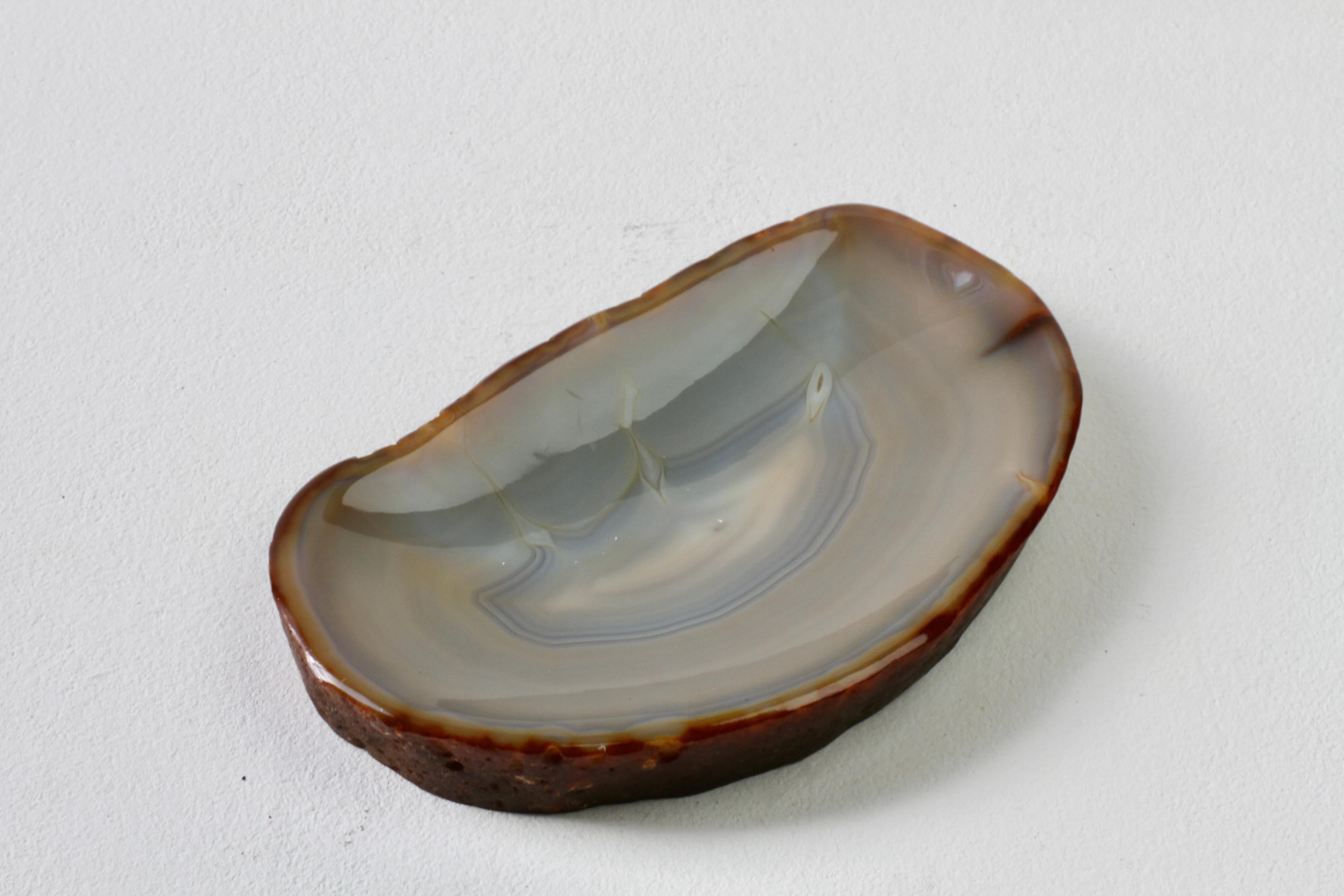 Grand plat ou vide-poche organique en pierre d'agate bleue sculptée, fait à la main au milieu du siècle dernier en vente 3