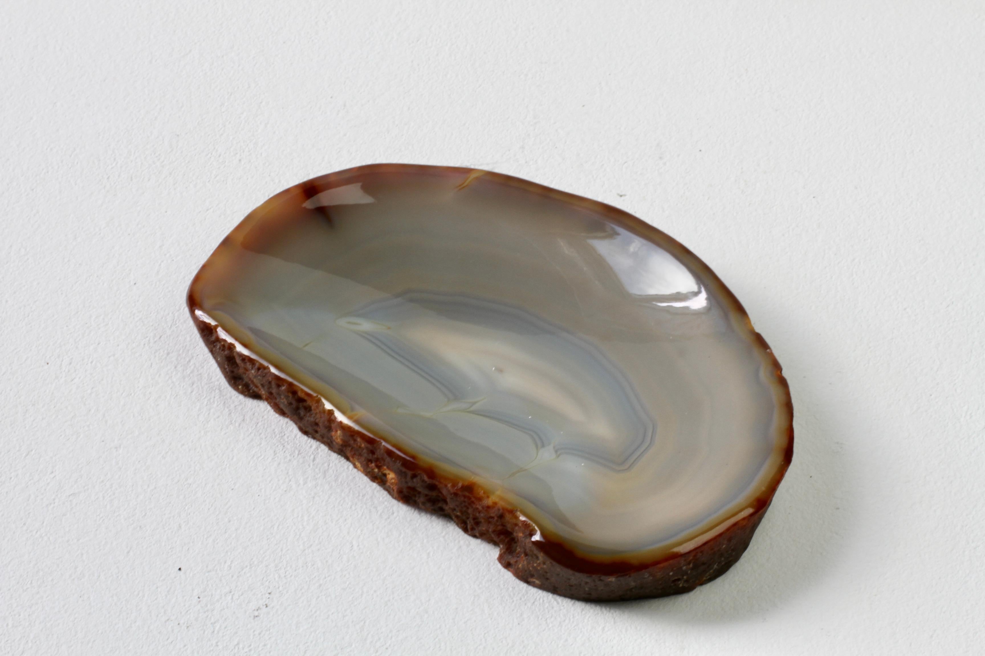 Grand plat ou vide-poche organique en pierre d'agate bleue sculptée, fait à la main au milieu du siècle dernier en vente 4