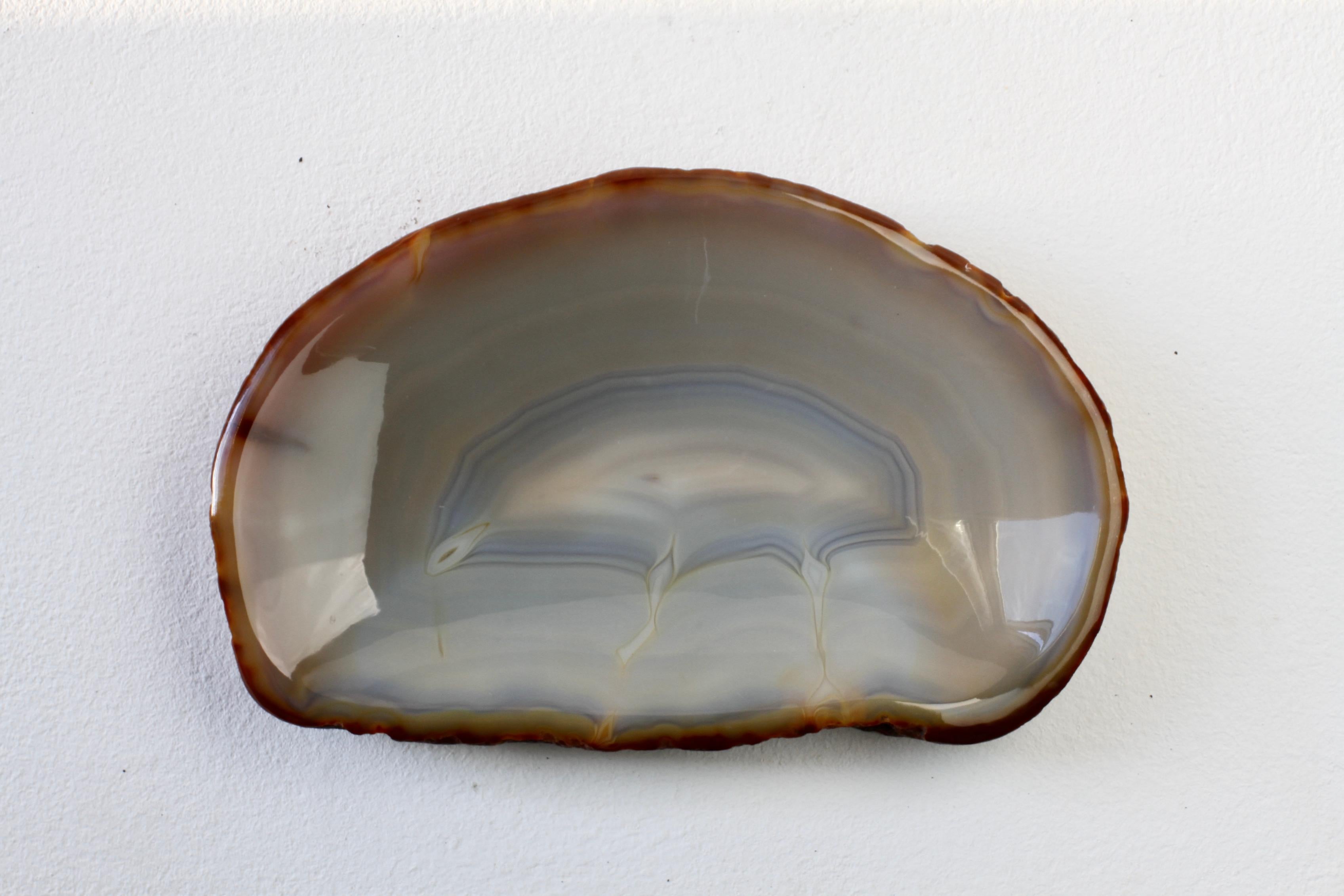 Grand plat ou vide-poche organique en pierre d'agate bleue sculptée, fait à la main au milieu du siècle dernier en vente 5