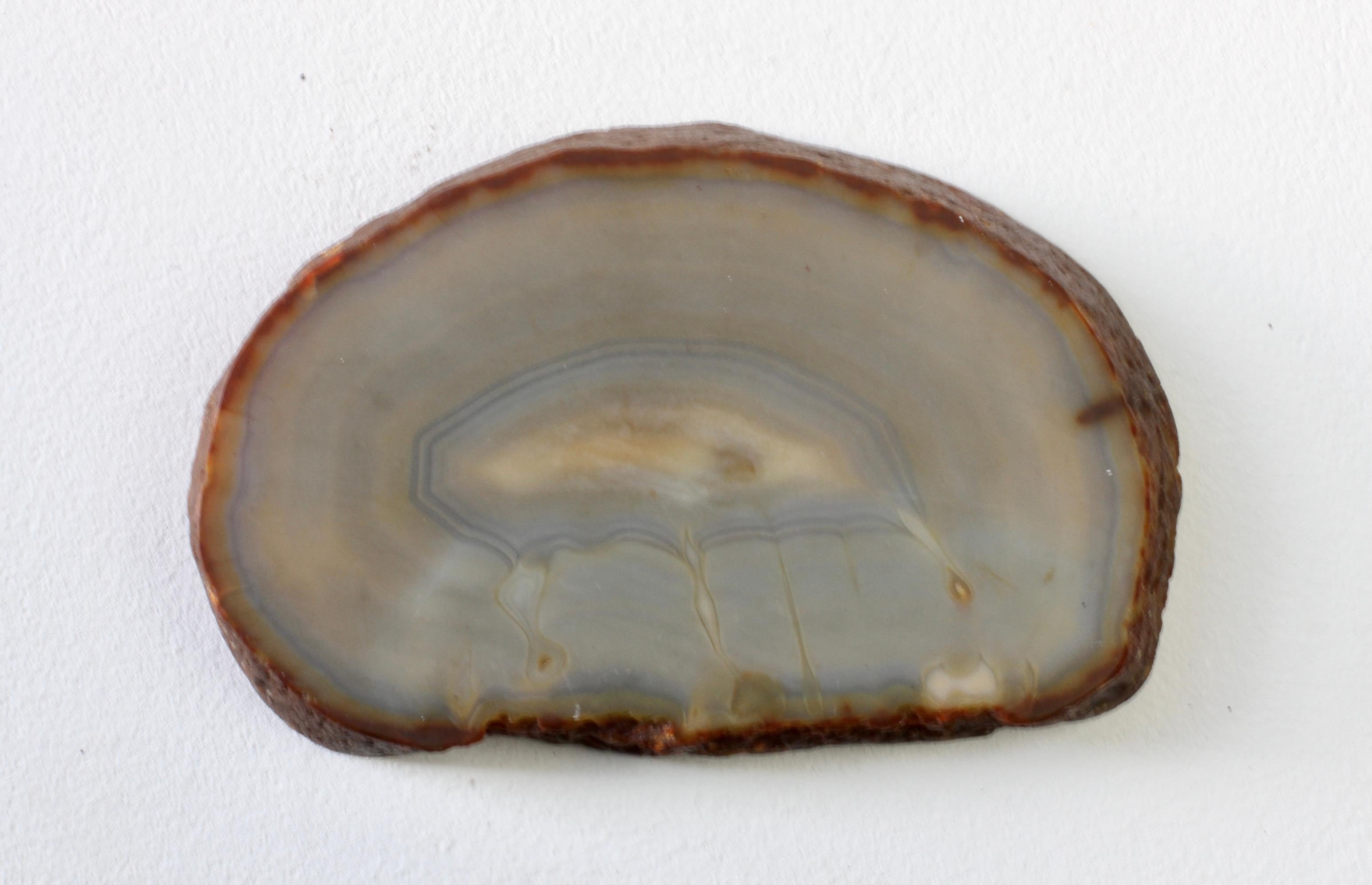 Grand plat ou vide-poche organique en pierre d'agate bleue sculptée, fait à la main au milieu du siècle dernier en vente 6