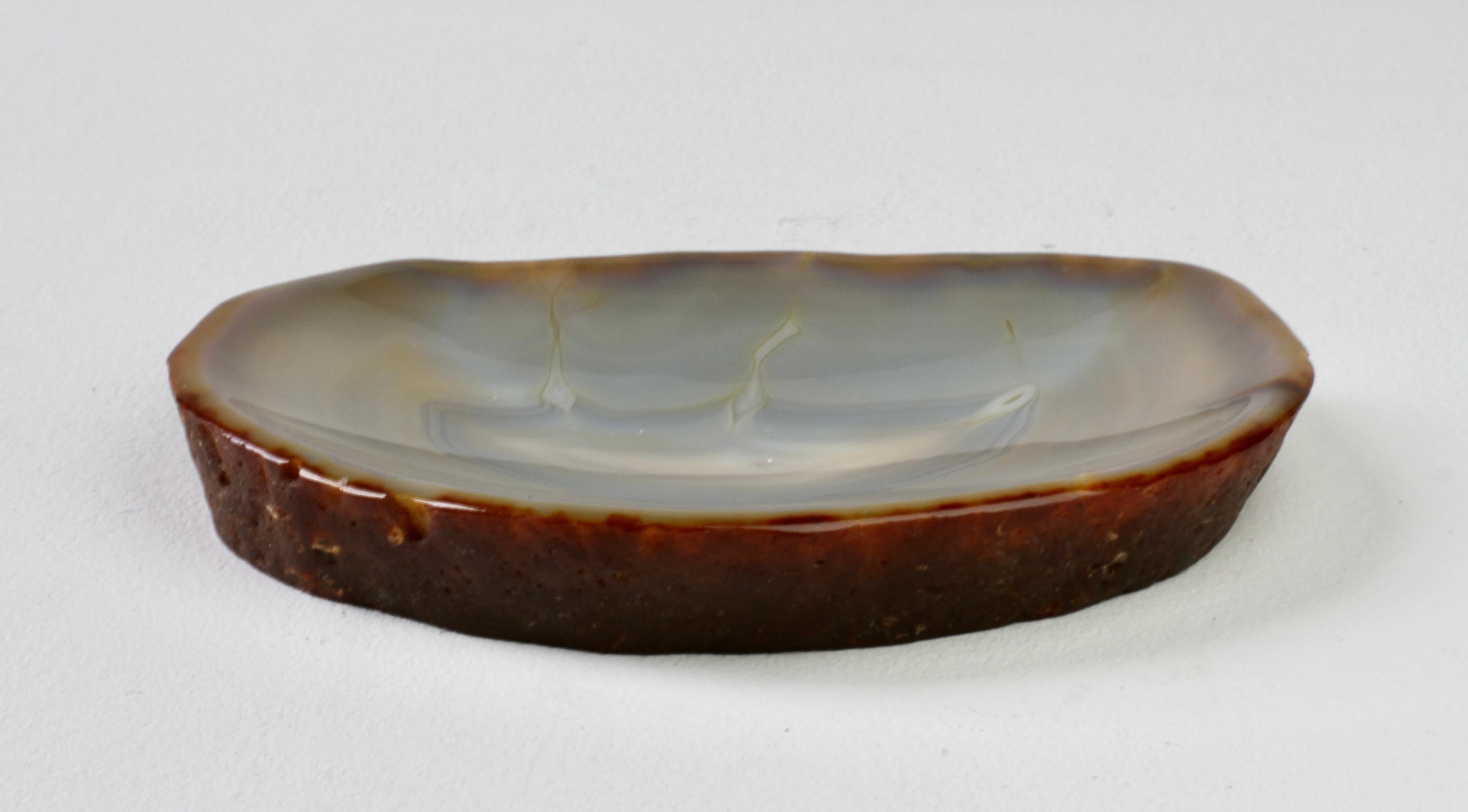Grand plat ou vide-poche organique en pierre d'agate bleue sculptée, fait à la main au milieu du siècle dernier en vente 7