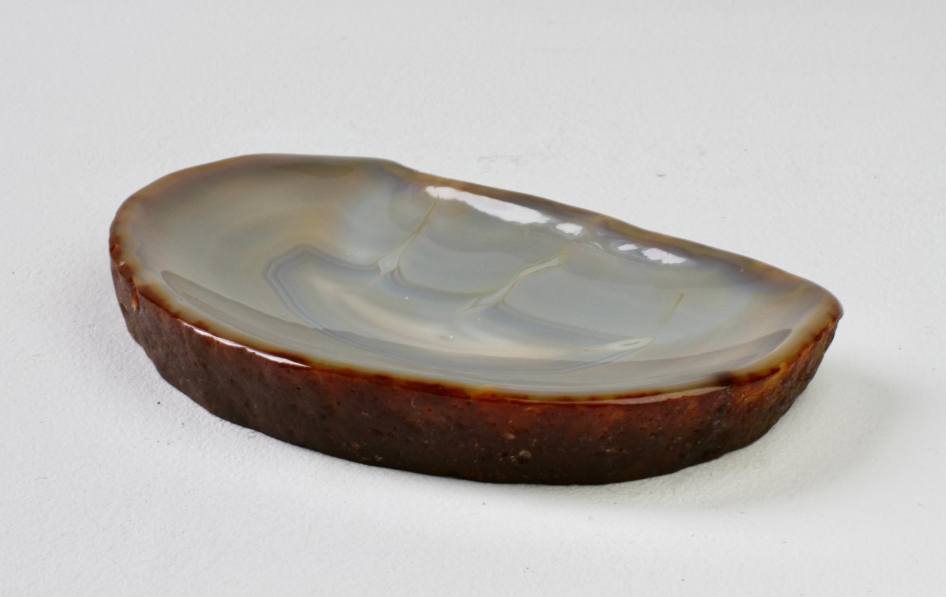 Grand plat ou vide-poche organique en pierre d'agate bleue sculptée, fait à la main au milieu du siècle dernier en vente 8