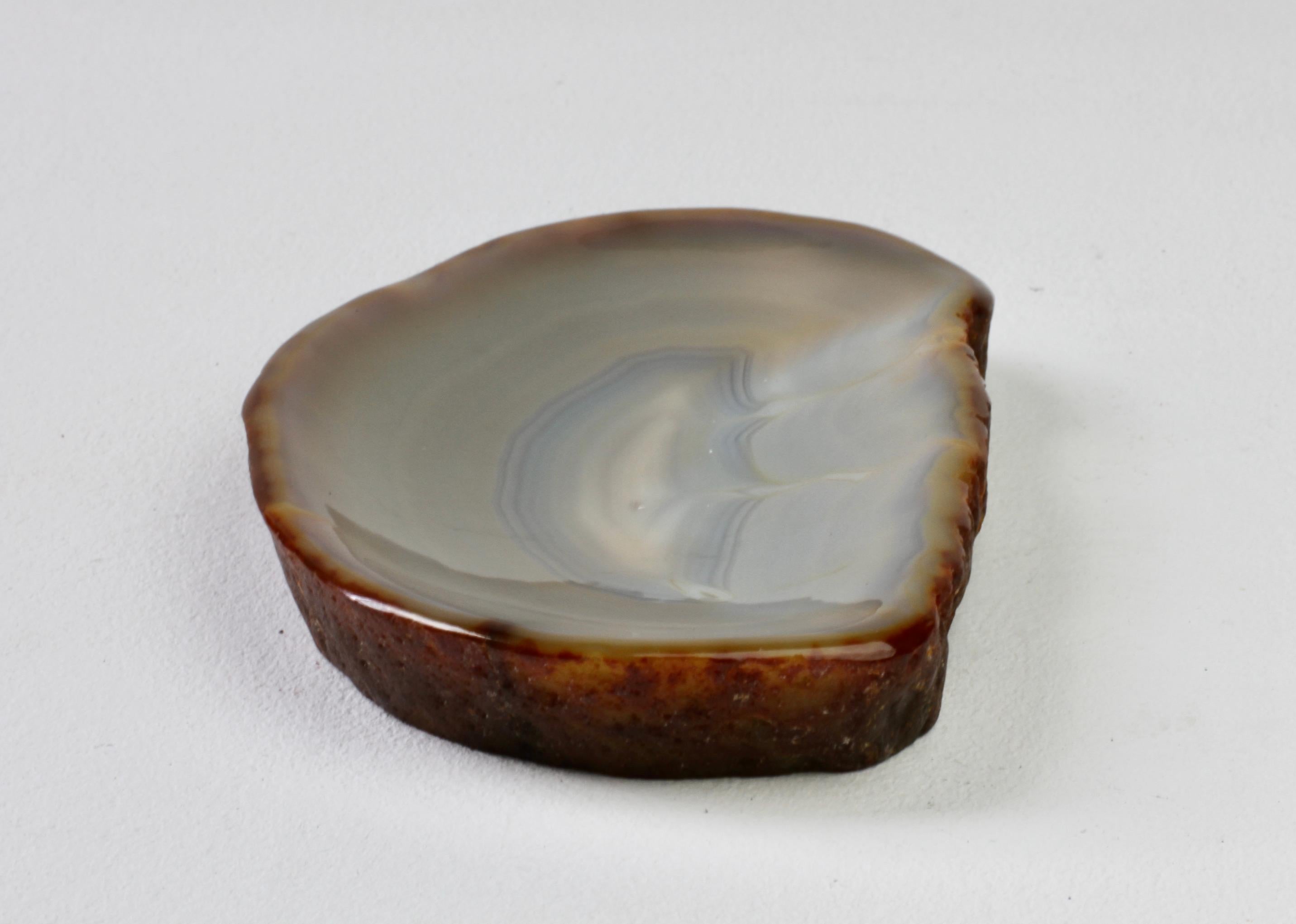 Grand plat ou vide-poche organique en pierre d'agate bleue sculptée, fait à la main au milieu du siècle dernier en vente 9