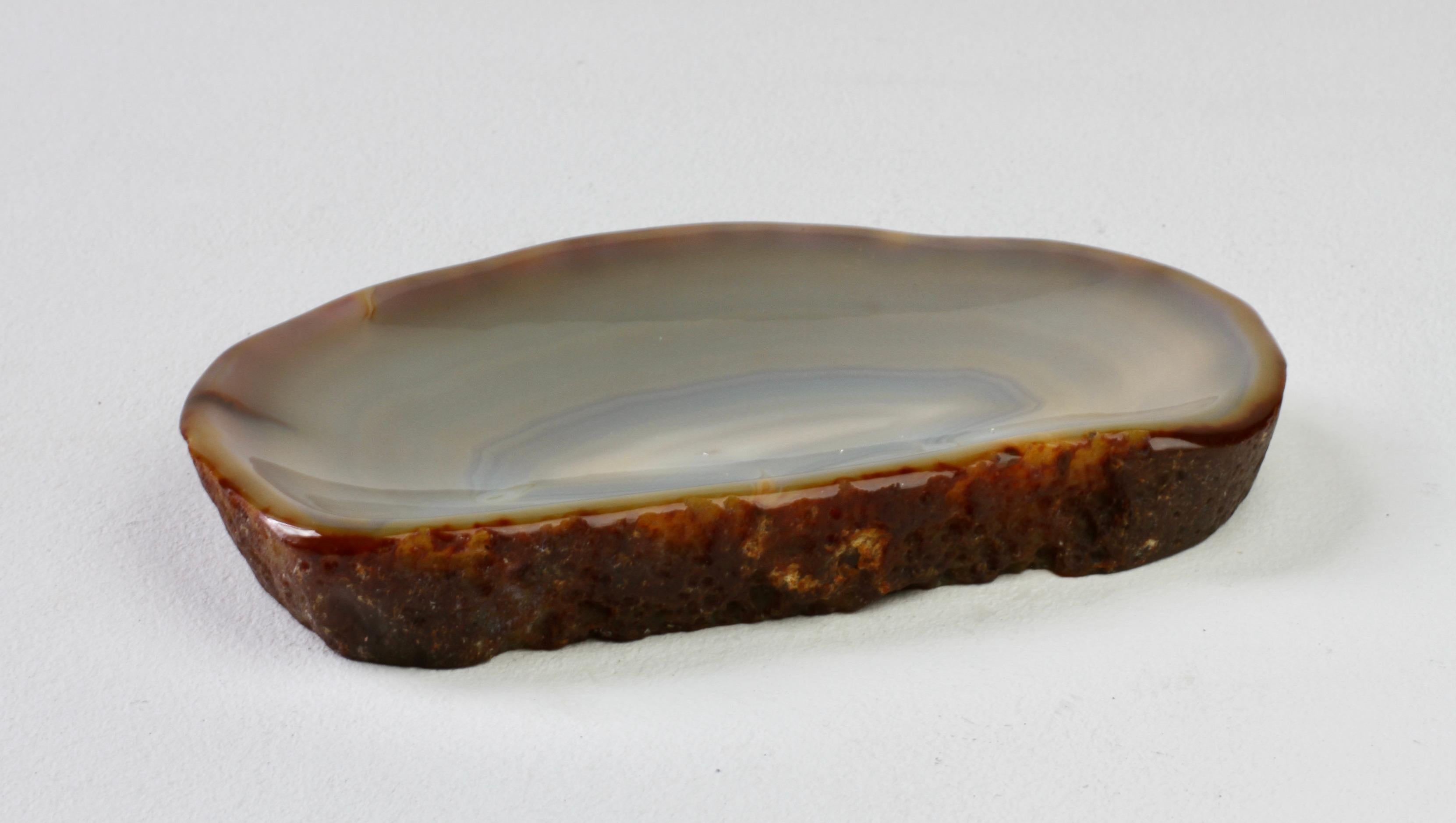 Grand plat ou vide-poche organique en pierre d'agate bleue sculptée, fait à la main au milieu du siècle dernier en vente 10