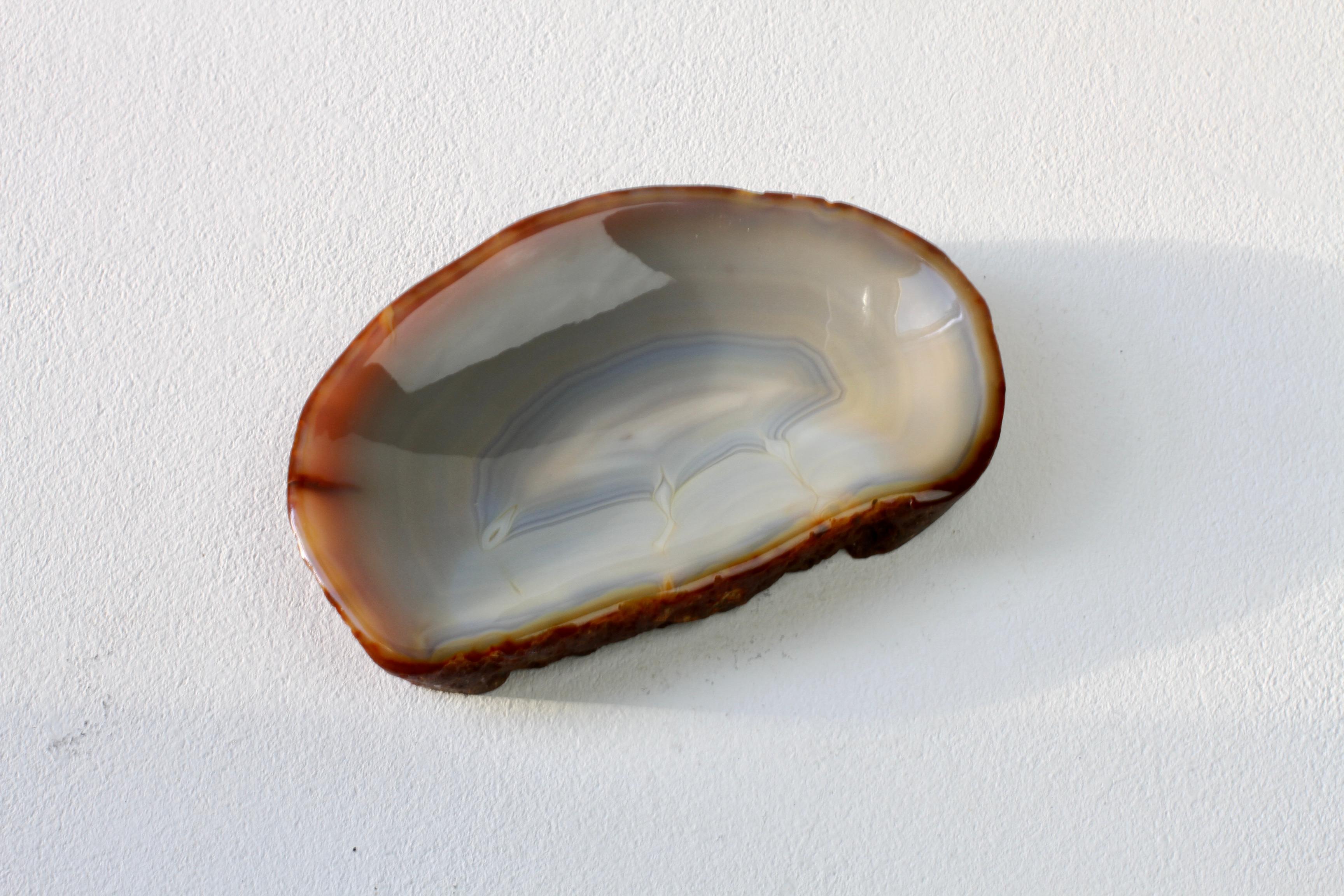 Grand plat ou vide-poche organique en pierre d'agate bleue sculptée, fait à la main au milieu du siècle dernier en vente 11