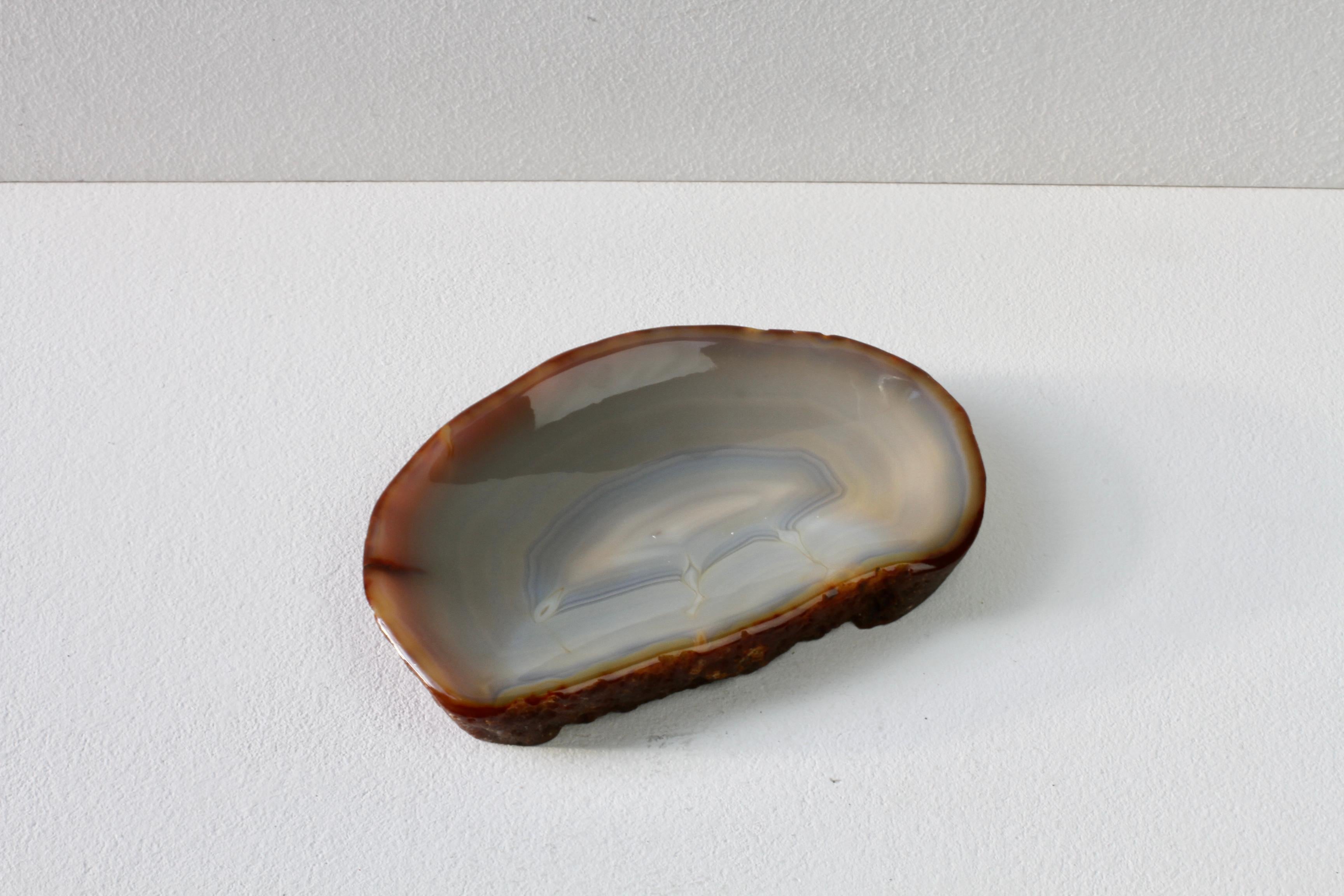 Grand plat ou vide-poche organique en pierre d'agate bleue sculptée, fait à la main au milieu du siècle dernier en vente 12