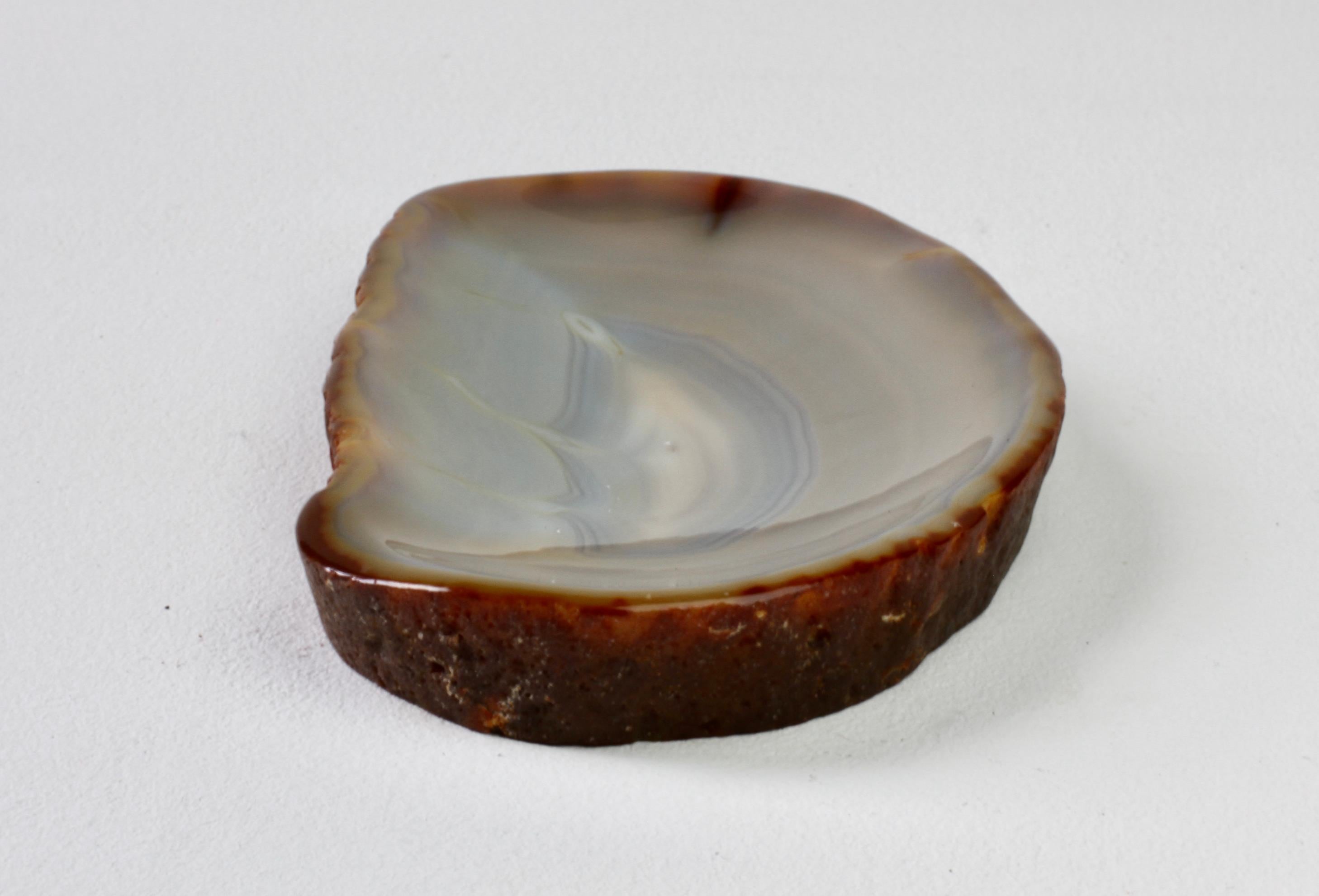 Organique Grand plat ou vide-poche organique en pierre d'agate bleue sculptée, fait à la main au milieu du siècle dernier en vente
