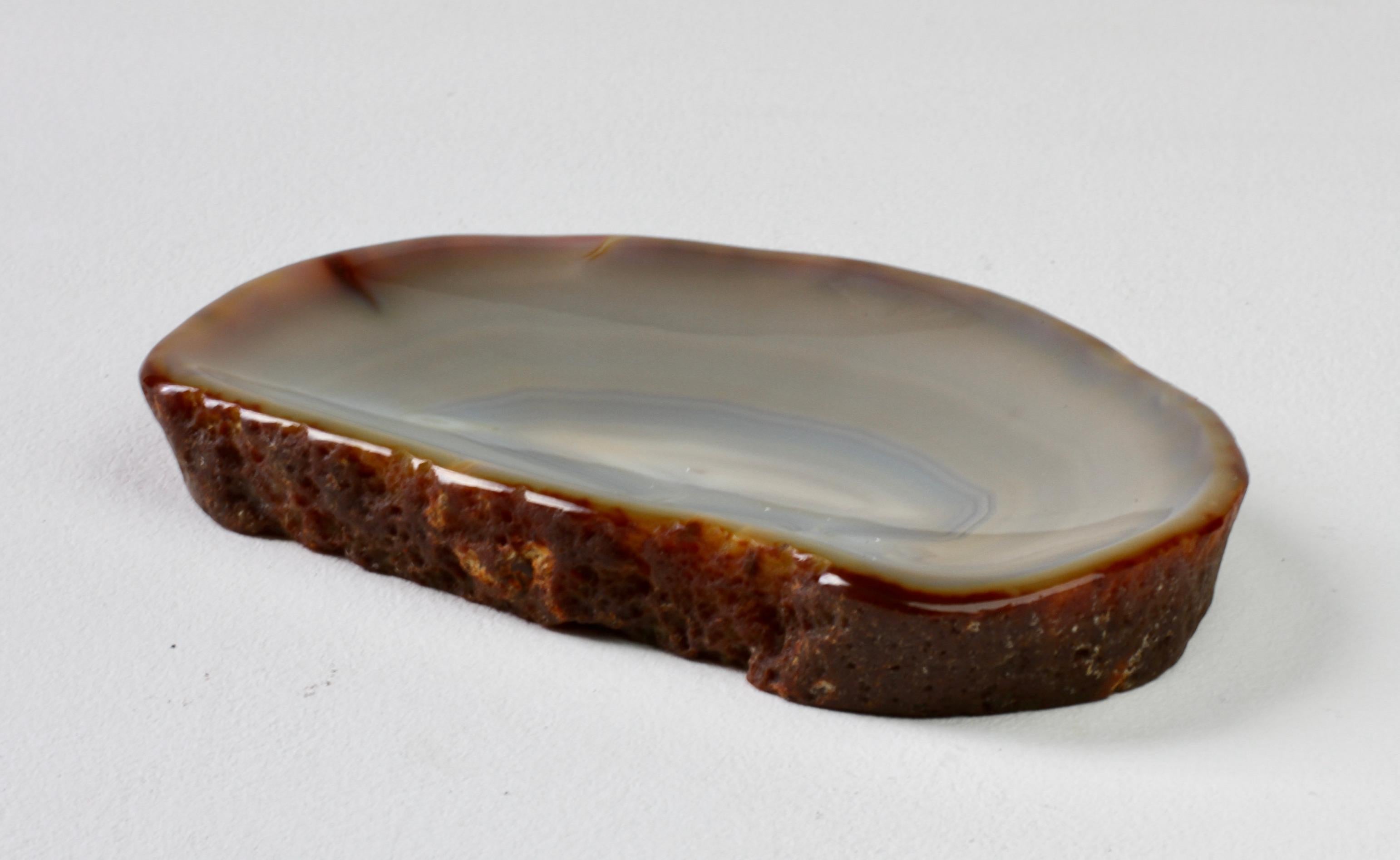 Brésilien Grand plat ou vide-poche organique en pierre d'agate bleue sculptée, fait à la main au milieu du siècle dernier en vente