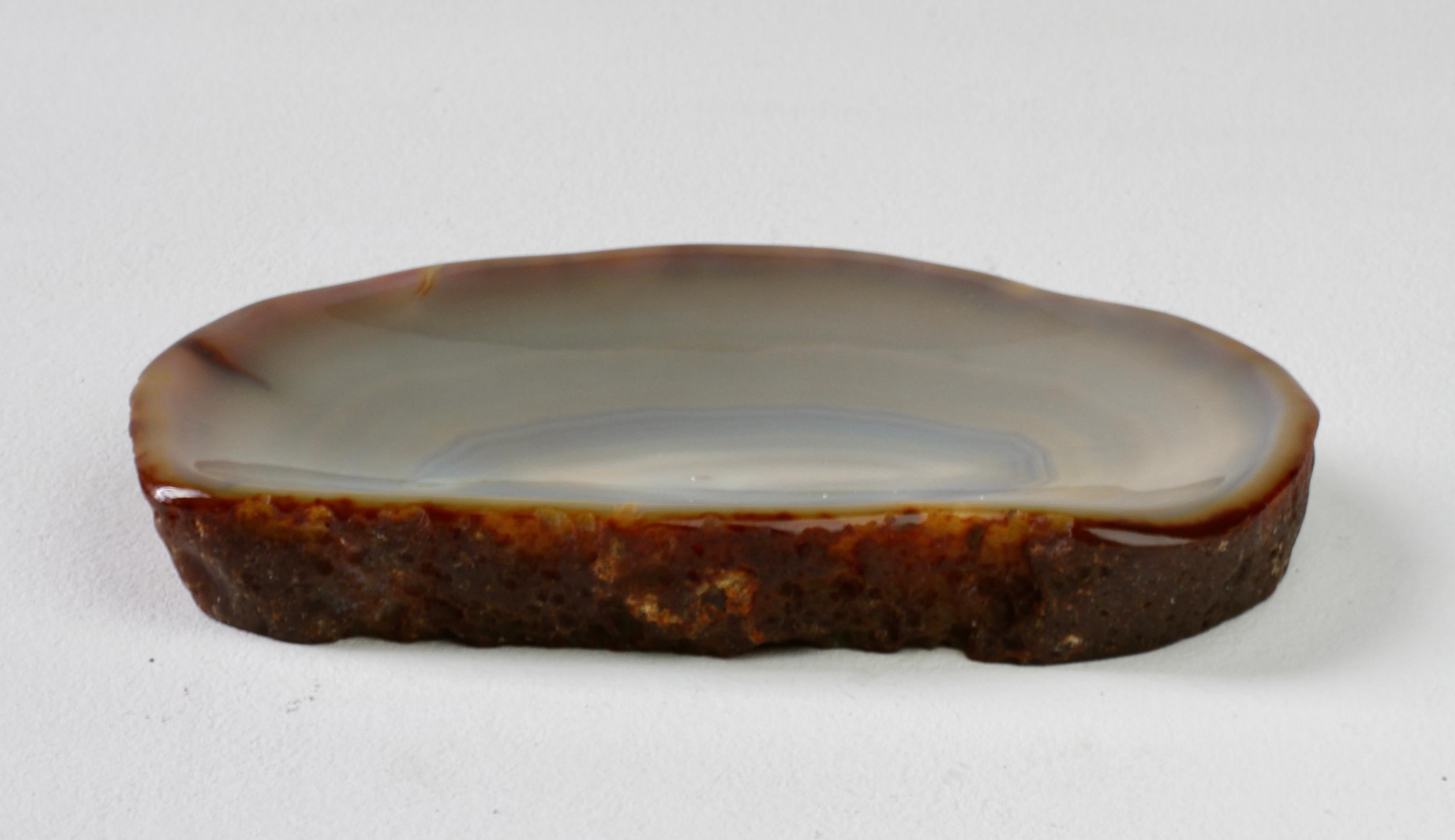 Sculpté Grand plat ou vide-poche organique en pierre d'agate bleue sculptée, fait à la main au milieu du siècle dernier en vente