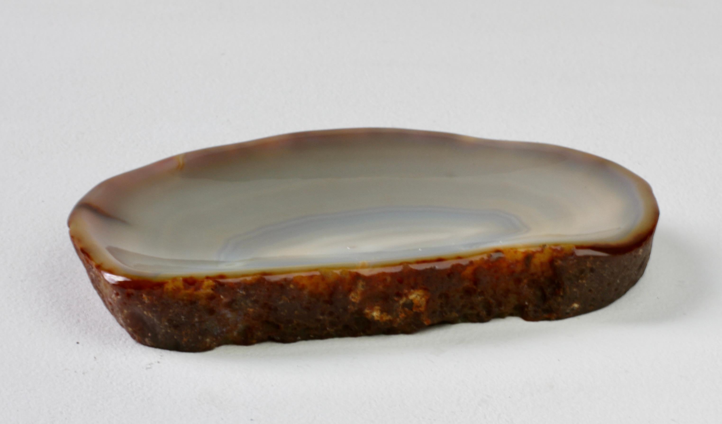Grand plat ou vide-poche organique en pierre d'agate bleue sculptée, fait à la main au milieu du siècle dernier Bon état - En vente à Landau an der Isar, Bayern