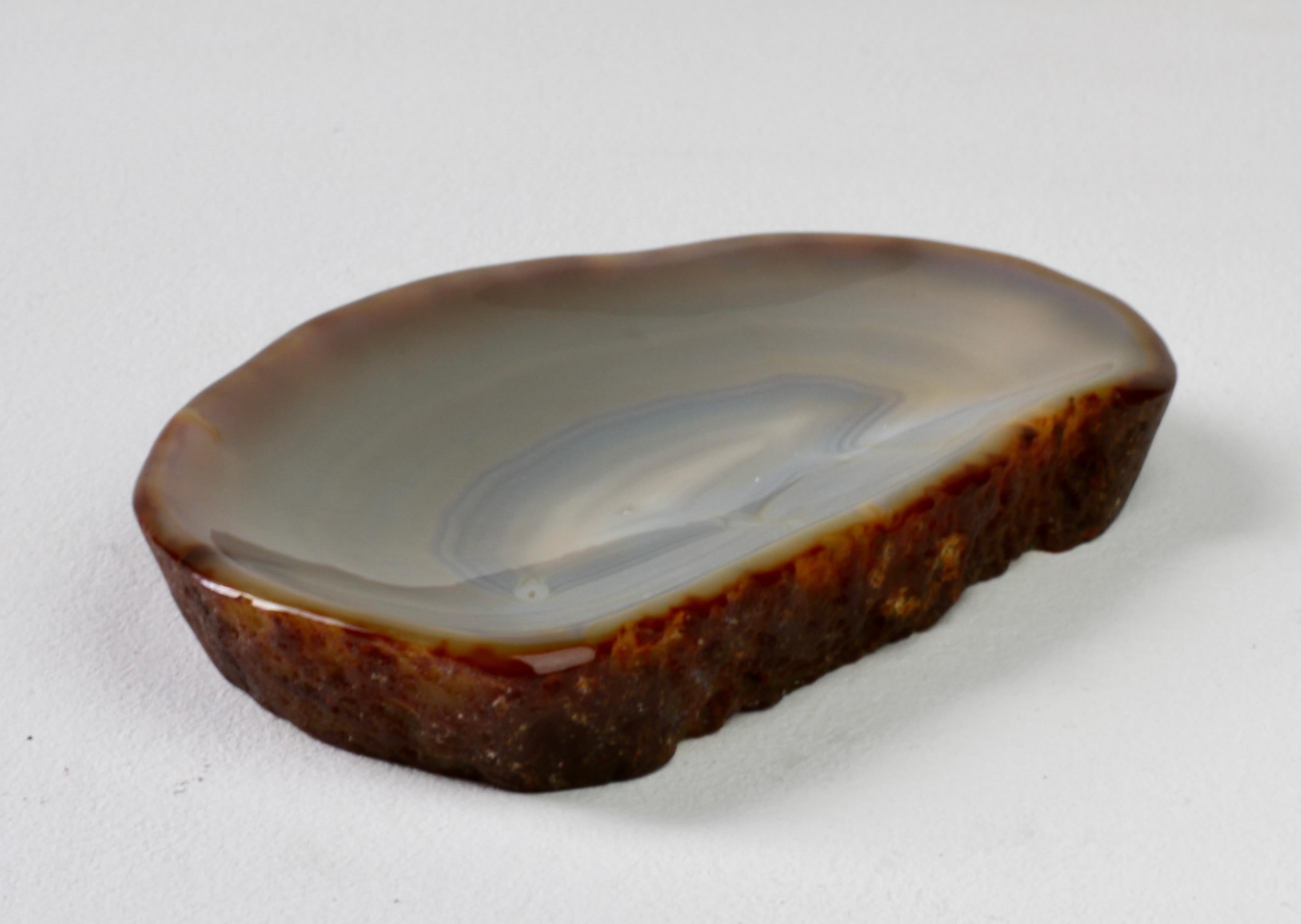 Fin du 20e siècle Grand plat ou vide-poche organique en pierre d'agate bleue sculptée, fait à la main au milieu du siècle dernier en vente