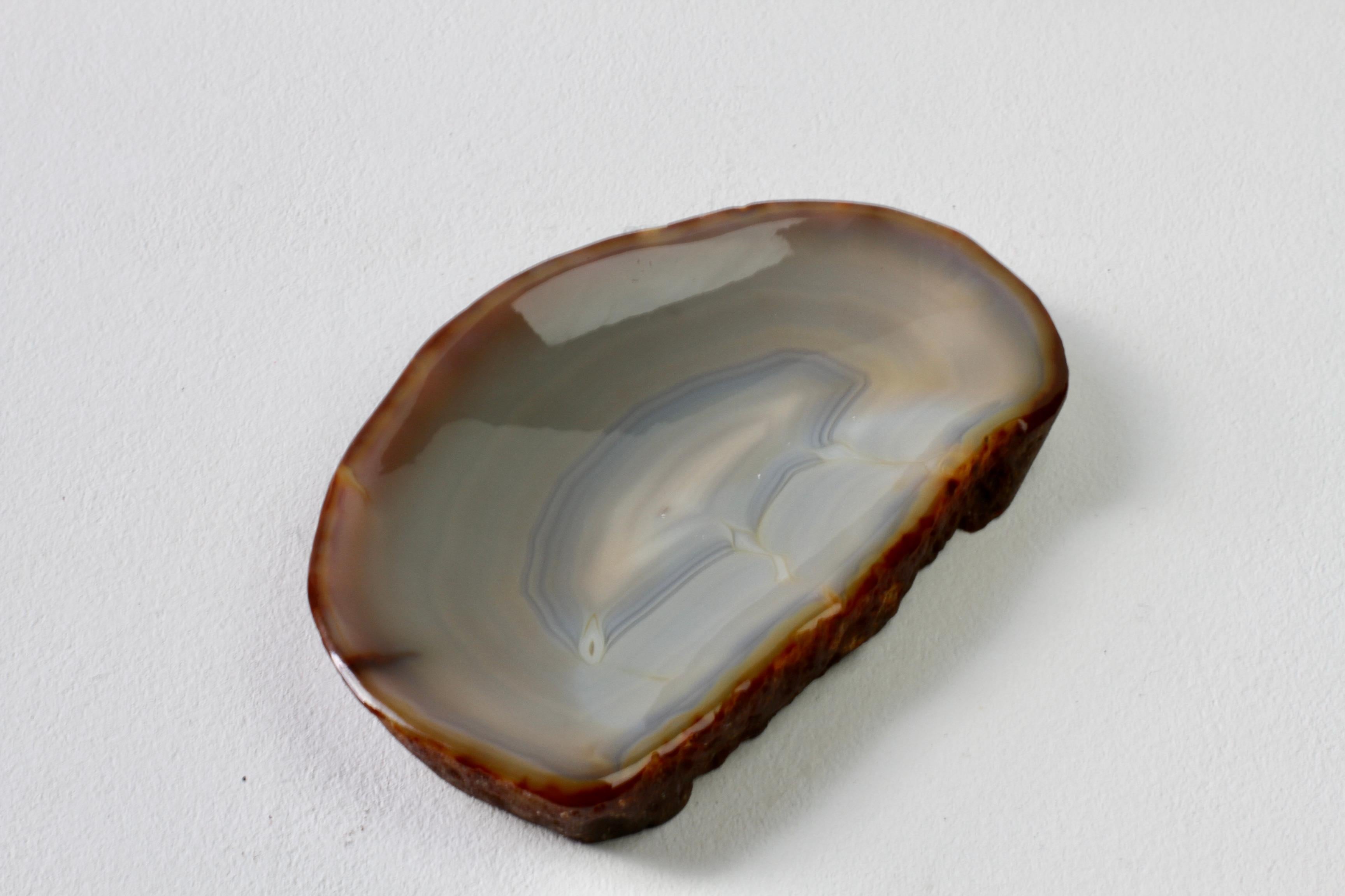 Pierre Grand plat ou vide-poche organique en pierre d'agate bleue sculptée, fait à la main au milieu du siècle dernier en vente