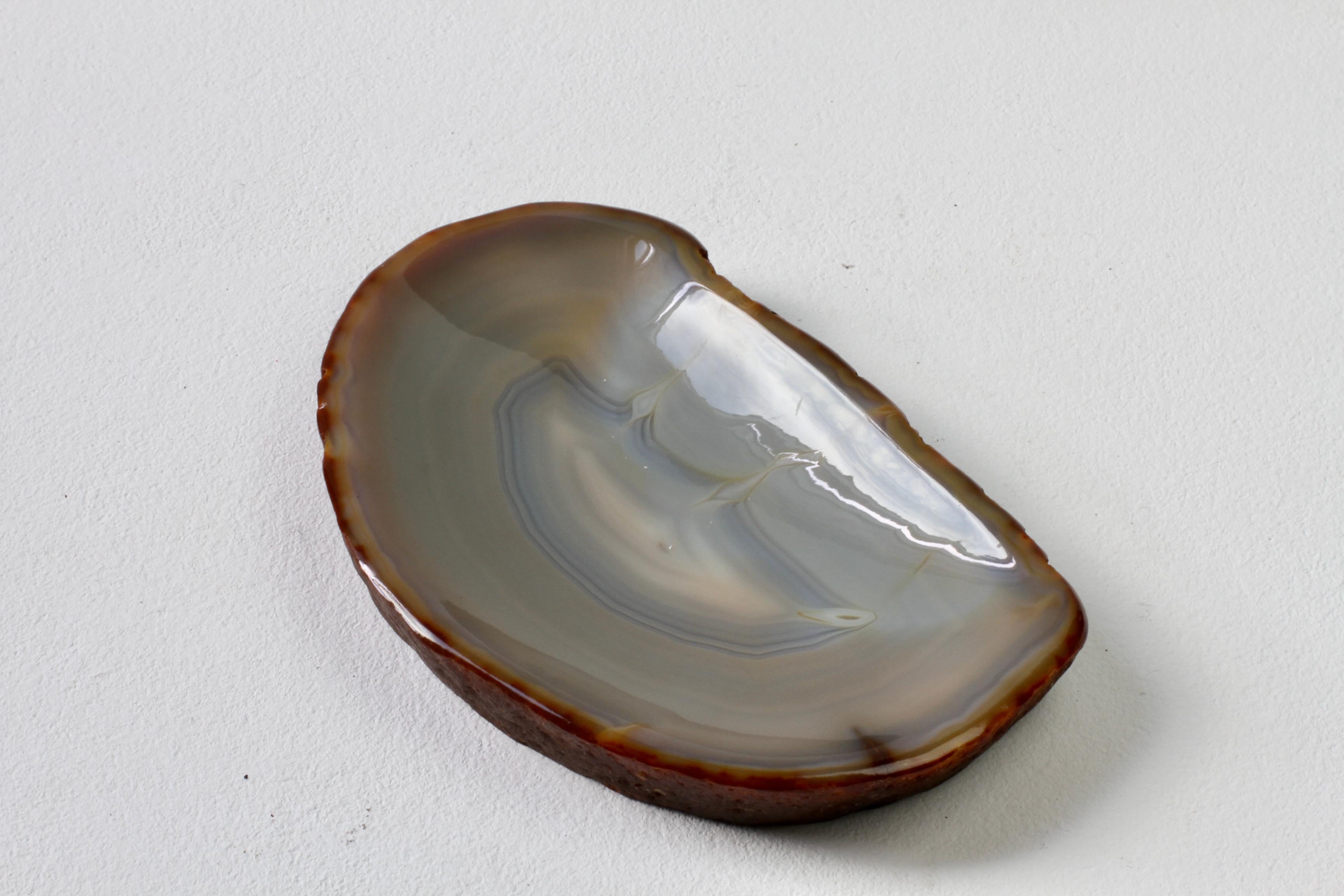 Grand plat ou vide-poche organique en pierre d'agate bleue sculptée, fait à la main au milieu du siècle dernier en vente 1