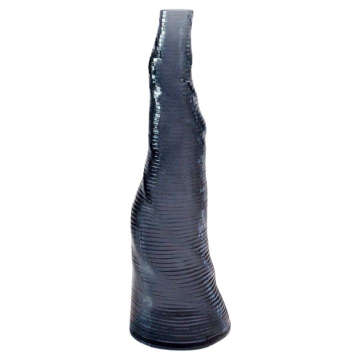 Große handgefertigte Stratum Tempus-Vase aus Anthrazit-Acryl von Daan De Wit