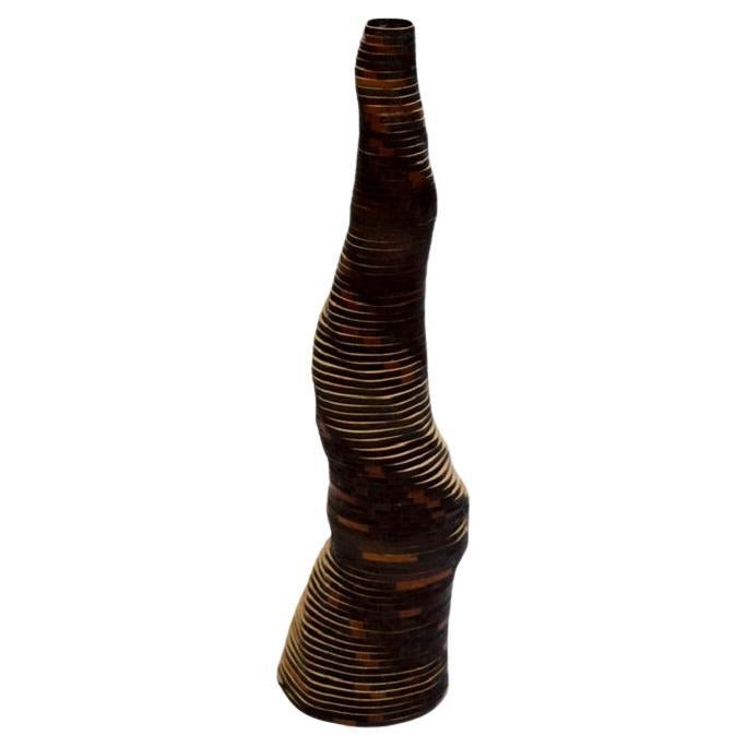 Große handgefertigte Stratum Tempus-Vase aus gebranntem Bambus von Daan De Wit im Angebot