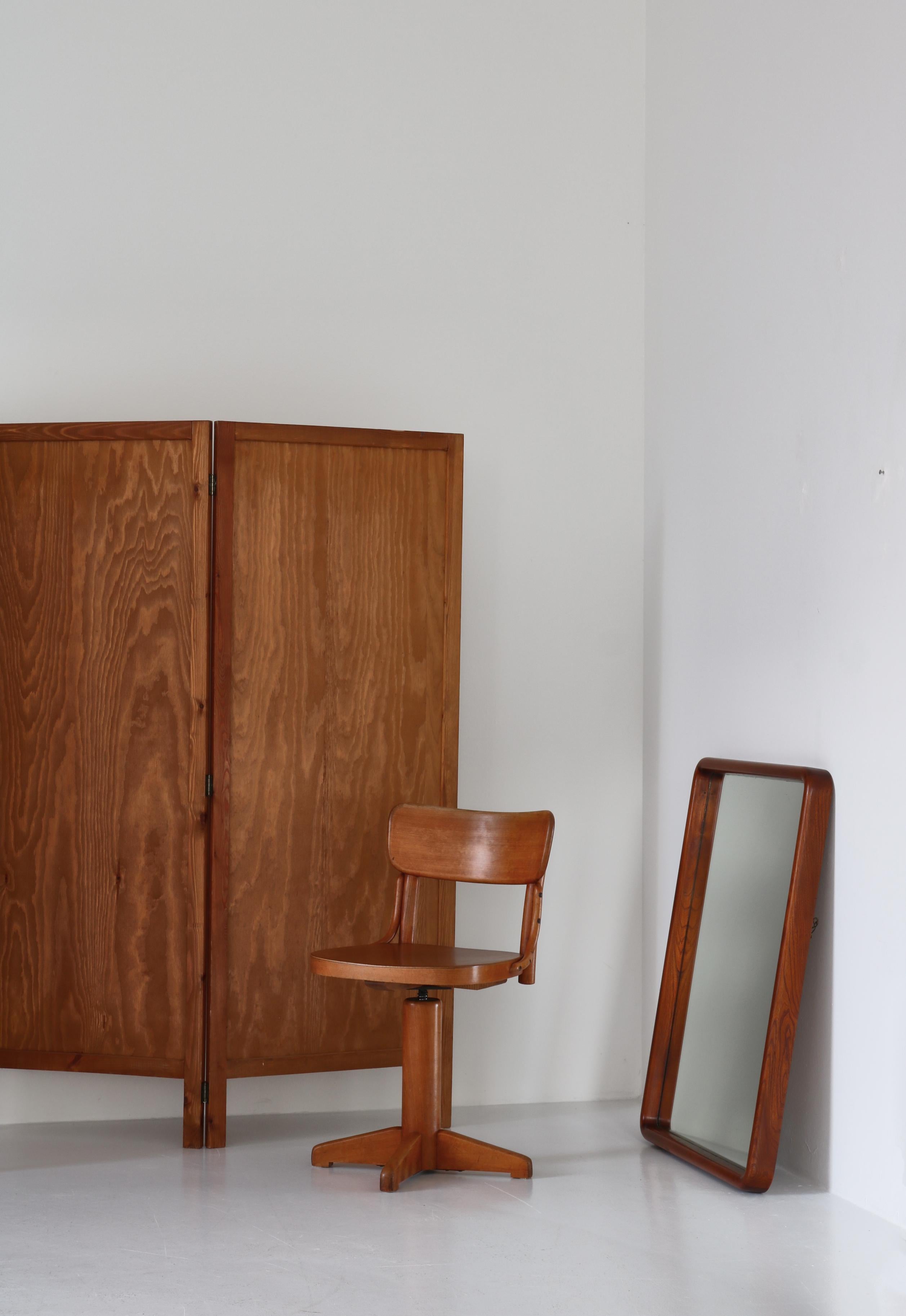 Large wall mirror attributed to Danish architect Vilhelm Lauritzen and executed in Scandinavian elm wood with a beautiful grain. Classic 1930 functionalism and superior craftsmanship makes this amazing piece a wonderful addition to any interior
