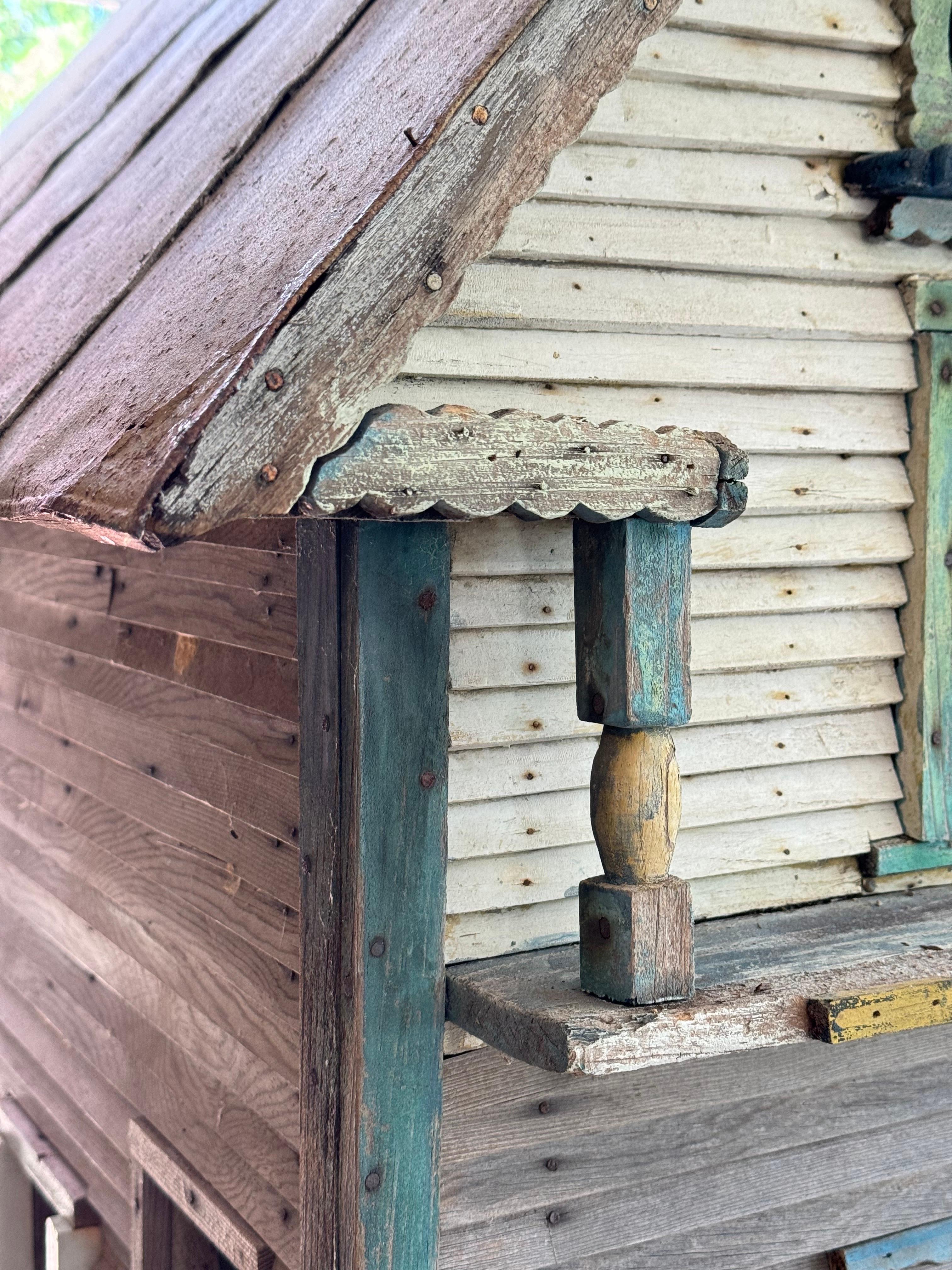 Monumentale maison d'oiseau ancienne en bois avec garniture en grenade 5