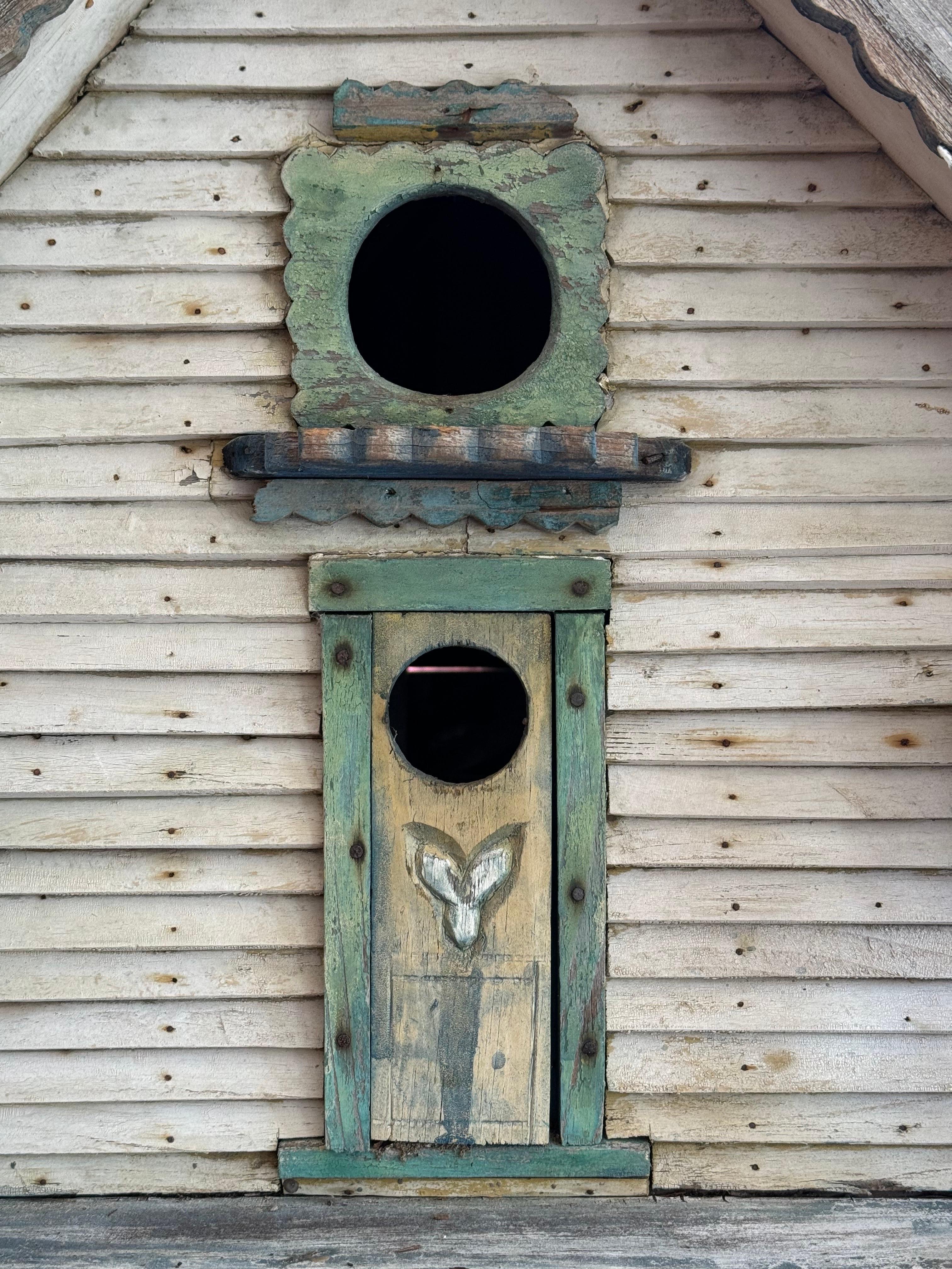 Monumentale maison d'oiseau ancienne en bois avec garniture en grenade 6