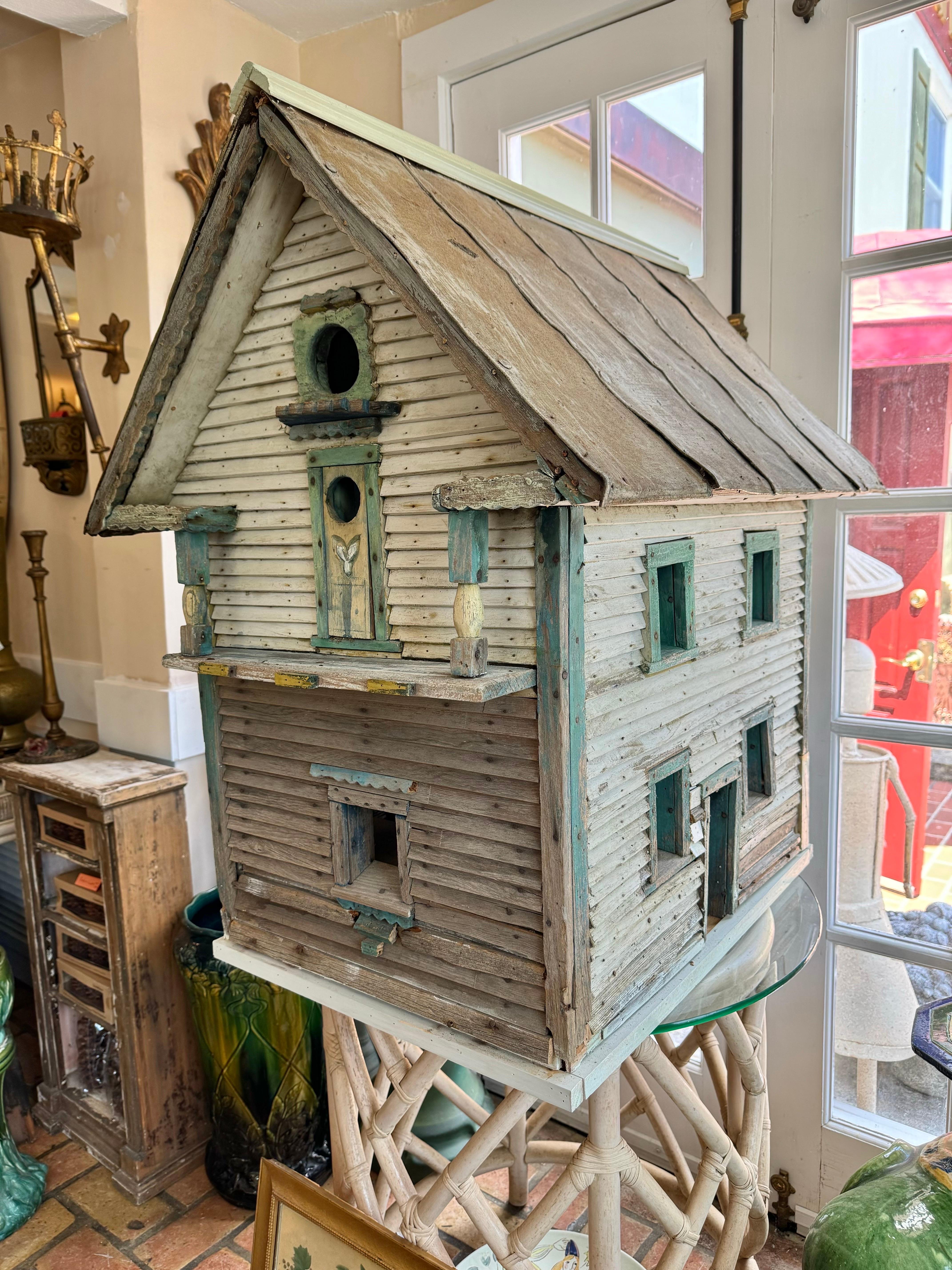 Maison d'oiseau monumentale en bois ancien avec garniture en pain d'épices. Superbe pièce d'art populaire faite à la main avec des détails incroyables. Le coin arrière gauche du toit en tôle est un peu usé. Une partie du bardage a également été
