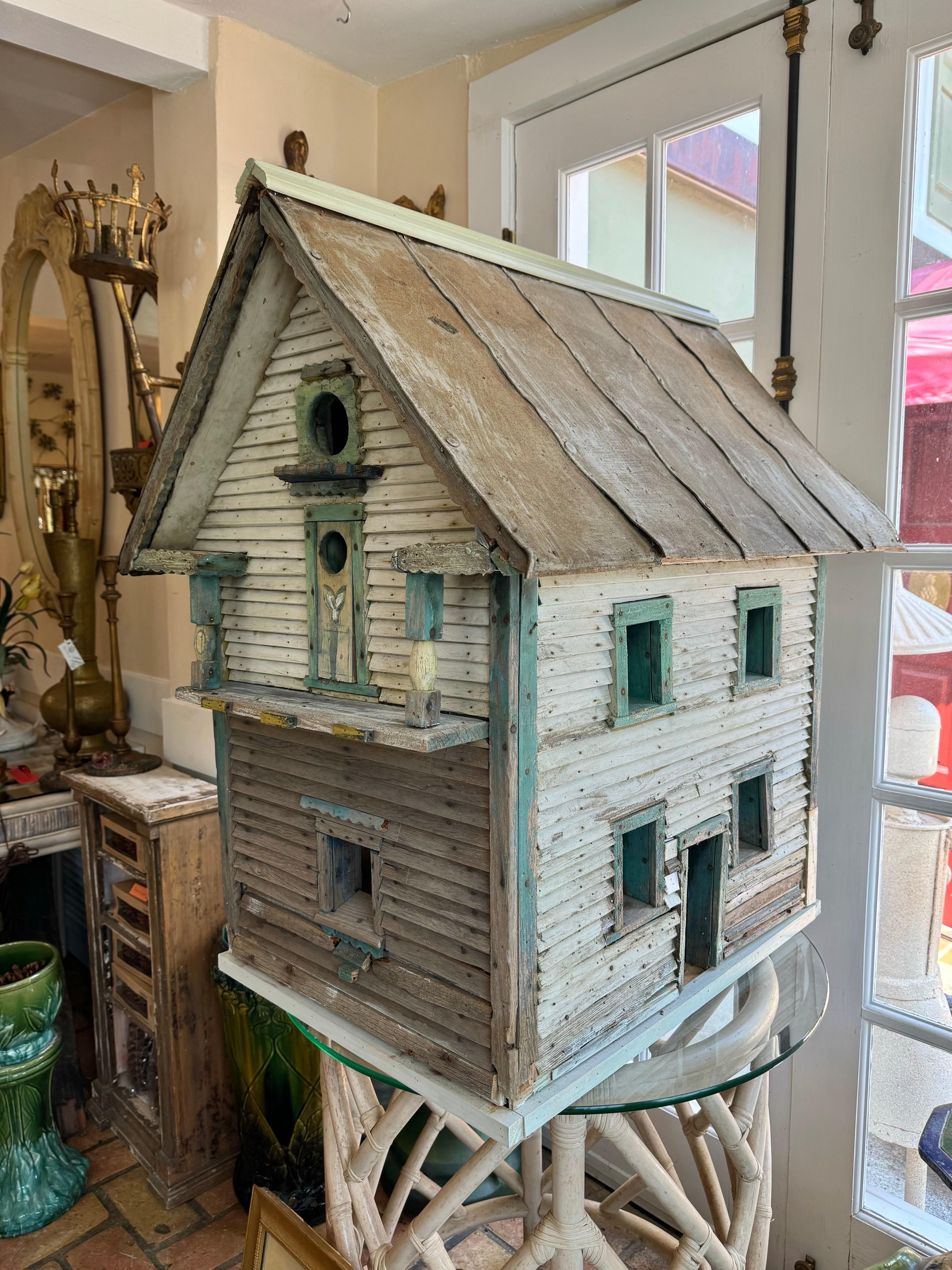Monumentale maison d'oiseau ancienne en bois avec garniture en grenade Bon état à Redding, CT