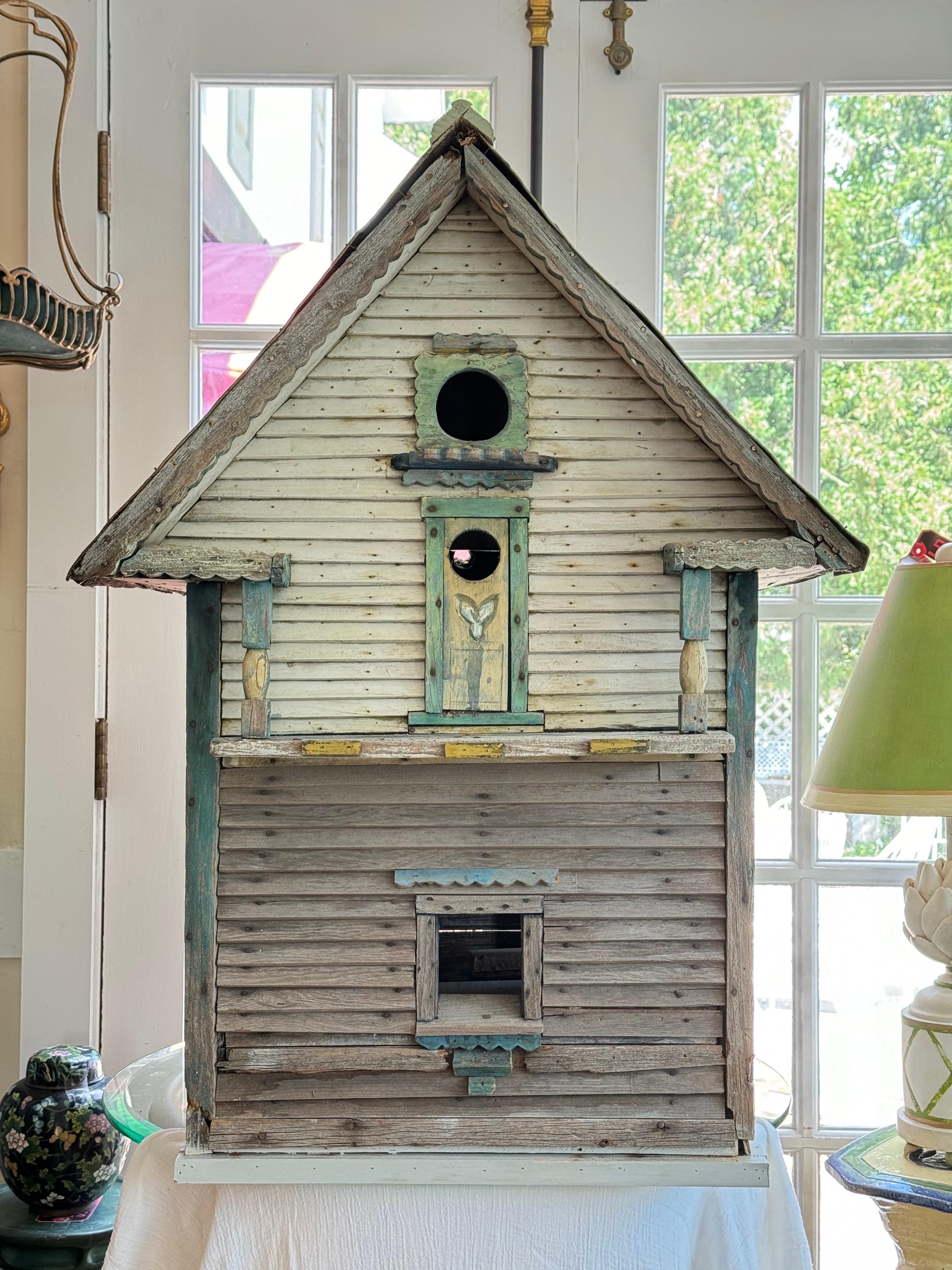 20ième siècle Monumentale maison d'oiseau ancienne en bois avec garniture en grenade