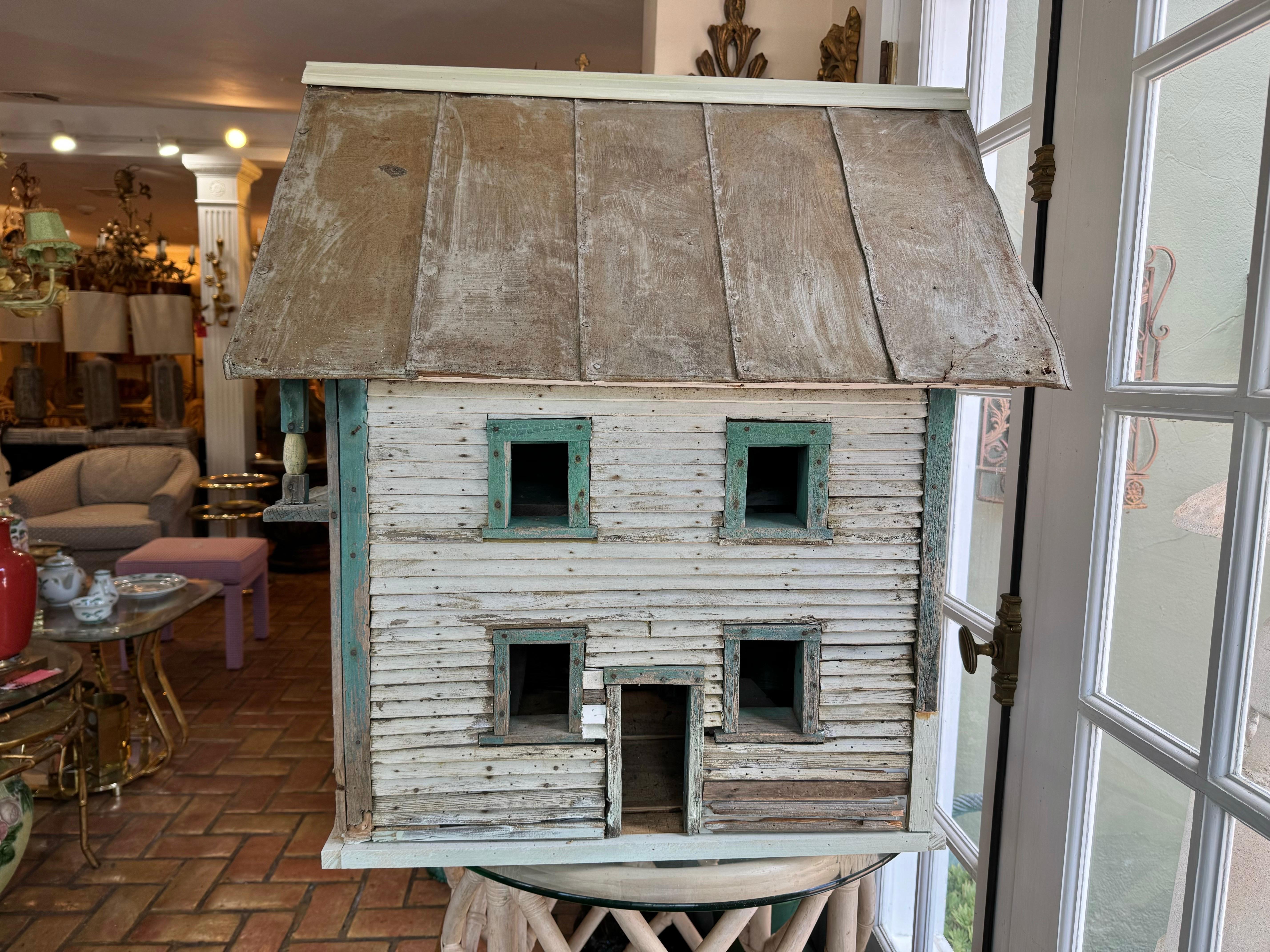 Monumentale maison d'oiseau ancienne en bois avec garniture en grenade 1