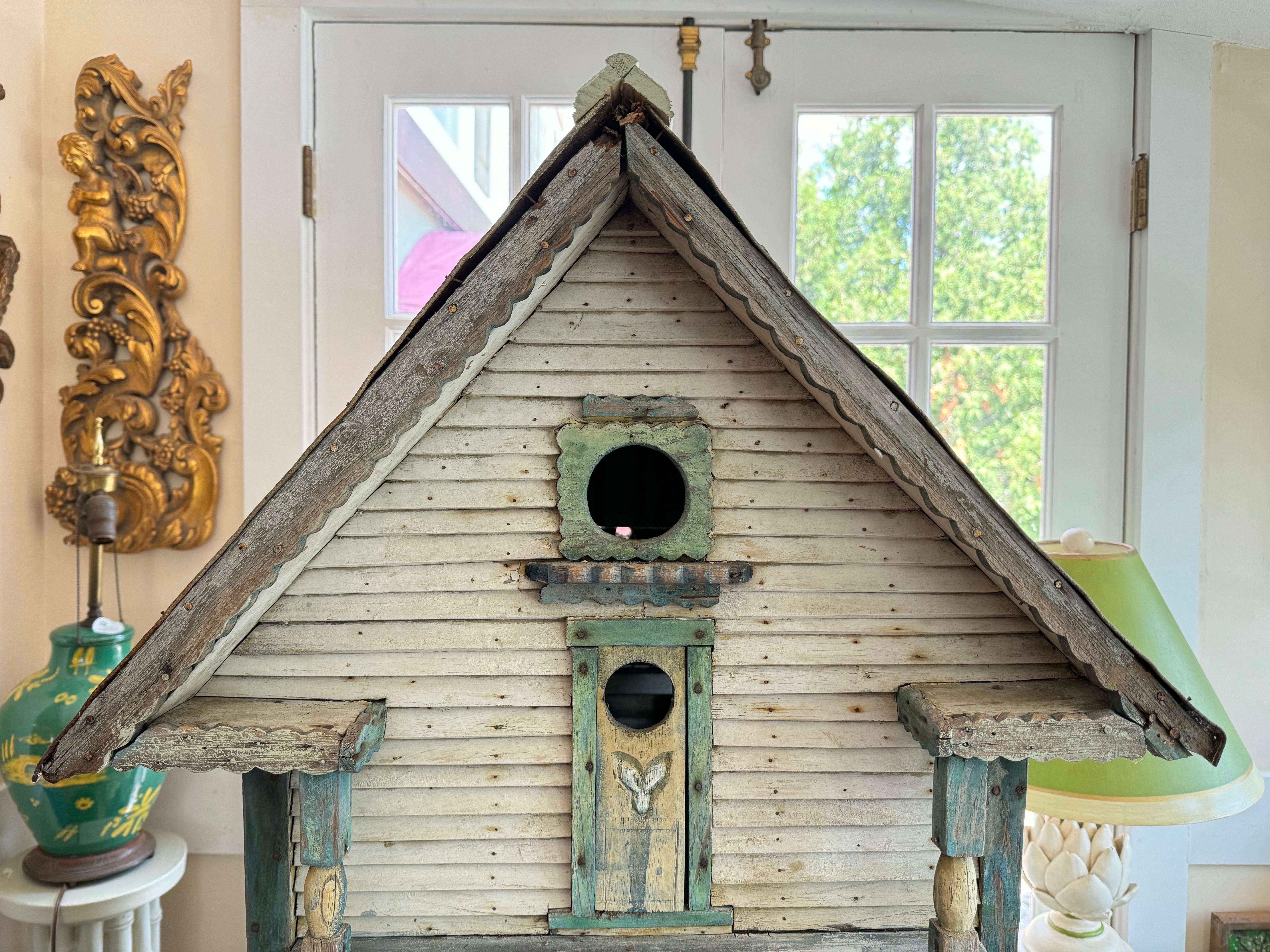 Monumentale maison d'oiseau ancienne en bois avec garniture en grenade 3